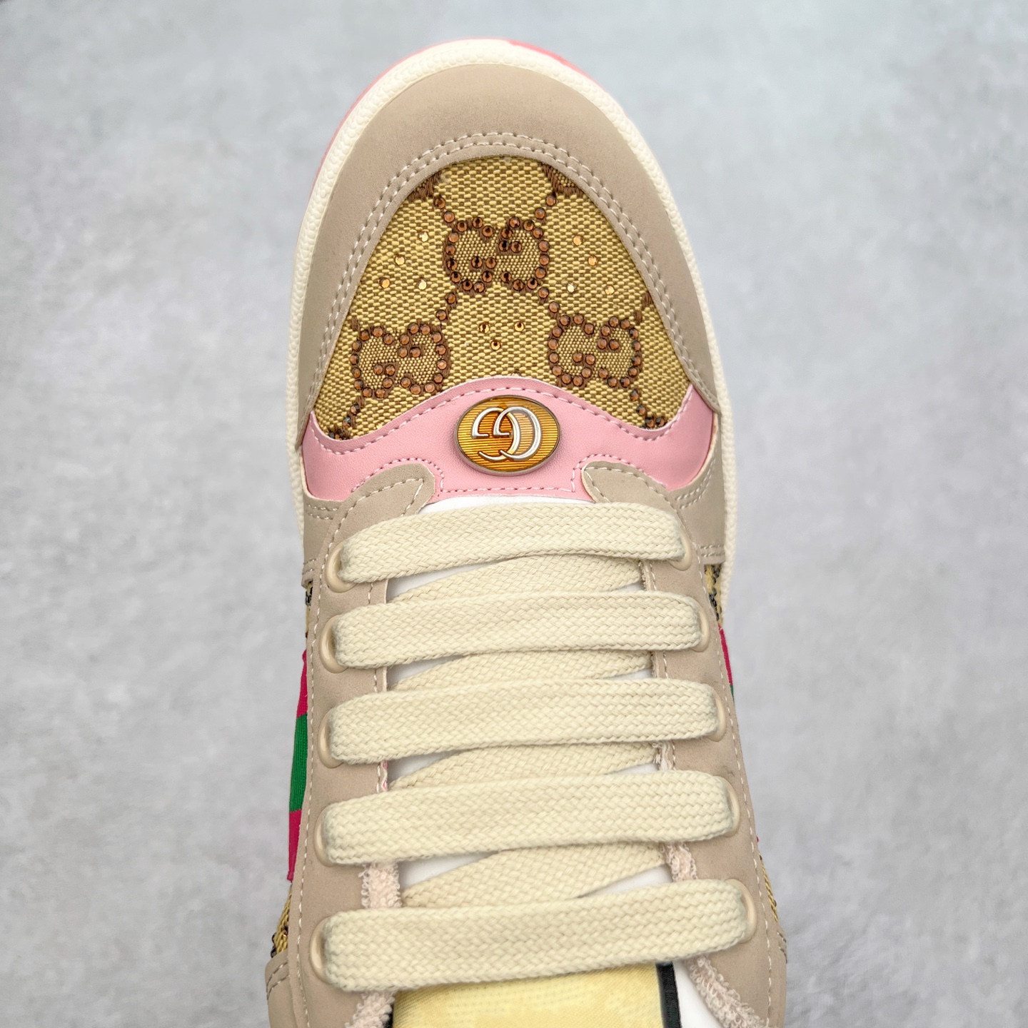 图片[4]-＃福利特价 Gucci Screener sneaker 古驰双G小脏鞋系列复古怀旧校园风低帮板鞋 全套原楦原纸版原鞋开模 纯手工水洗做旧处理 侧面条纹饰带 原厂定制 原厂数据电绣 清晰立体 全鞋电脑针车 紧密相连 针距密度一致 环保乳胶注塑鞋垫 厚度脚感还原原版 皮面裁剪部位 统一油边封口工艺 右脚鞋侧嵌入NFC防伪芯片装置＋鞋盒标二唯码扫描 秒进官网 专柜全套包装 防尘袋 说明书 质保卡 购物袋 尺码：35 36 37 38 39 40 41 42 43 44 45-选品中心