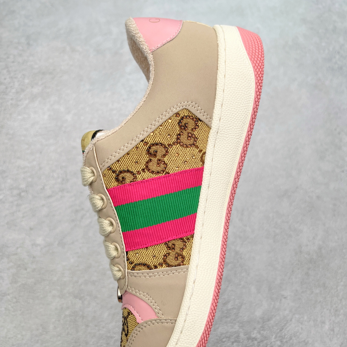 图片[7]-＃福利特价 Gucci Screener sneaker 古驰双G小脏鞋系列复古怀旧校园风低帮板鞋 全套原楦原纸版原鞋开模 纯手工水洗做旧处理 侧面条纹饰带 原厂定制 原厂数据电绣 清晰立体 全鞋电脑针车 紧密相连 针距密度一致 环保乳胶注塑鞋垫 厚度脚感还原原版 皮面裁剪部位 统一油边封口工艺 右脚鞋侧嵌入NFC防伪芯片装置＋鞋盒标二唯码扫描 秒进官网 专柜全套包装 防尘袋 说明书 质保卡 购物袋 尺码：35 36 37 38 39 40 41 42 43 44 45-选品中心