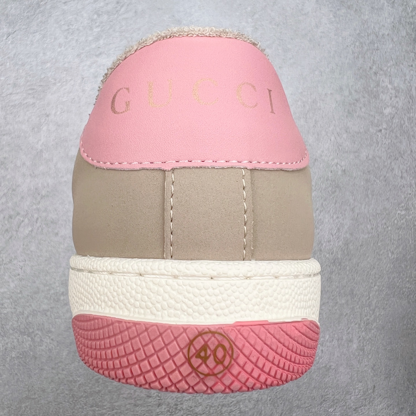 图片[8]-＃福利特价 Gucci Screener sneaker 古驰双G小脏鞋系列复古怀旧校园风低帮板鞋 全套原楦原纸版原鞋开模 纯手工水洗做旧处理 侧面条纹饰带 原厂定制 原厂数据电绣 清晰立体 全鞋电脑针车 紧密相连 针距密度一致 环保乳胶注塑鞋垫 厚度脚感还原原版 皮面裁剪部位 统一油边封口工艺 右脚鞋侧嵌入NFC防伪芯片装置＋鞋盒标二唯码扫描 秒进官网 专柜全套包装 防尘袋 说明书 质保卡 购物袋 尺码：35 36 37 38 39 40 41 42 43 44 45-选品中心