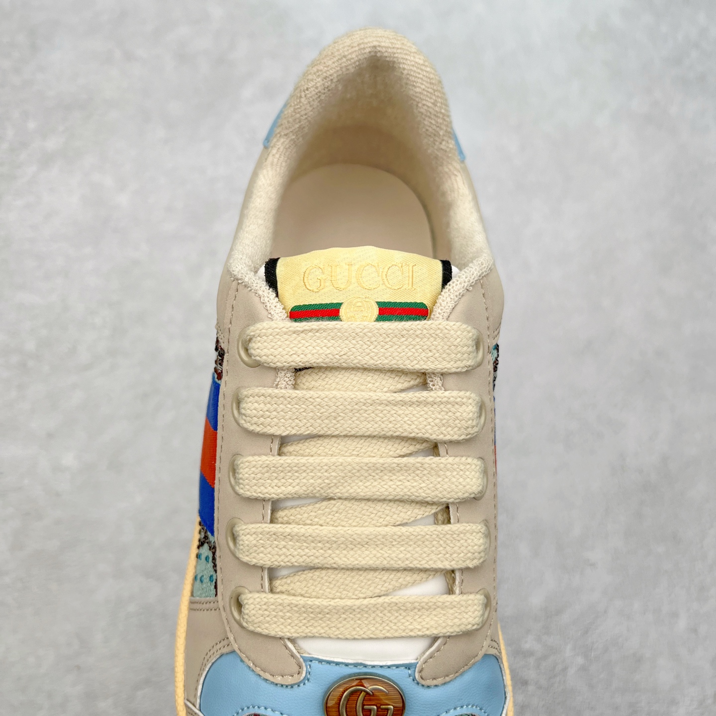 图片[5]-＃福利特价 Gucci Screener sneaker 古驰双G小脏鞋系列复古怀旧校园风低帮板鞋 全套原楦原纸版原鞋开模 纯手工水洗做旧处理 侧面条纹饰带 原厂定制 原厂数据电绣 清晰立体 全鞋电脑针车 紧密相连 针距密度一致 环保乳胶注塑鞋垫 厚度脚感还原原版 皮面裁剪部位 统一油边封口工艺 右脚鞋侧嵌入NFC防伪芯片装置＋鞋盒标二唯码扫描 秒进官网 专柜全套包装 防尘袋 说明书 质保卡 购物袋 尺码：35 36 37 38 39 40 41 42 43 44 45-选品中心