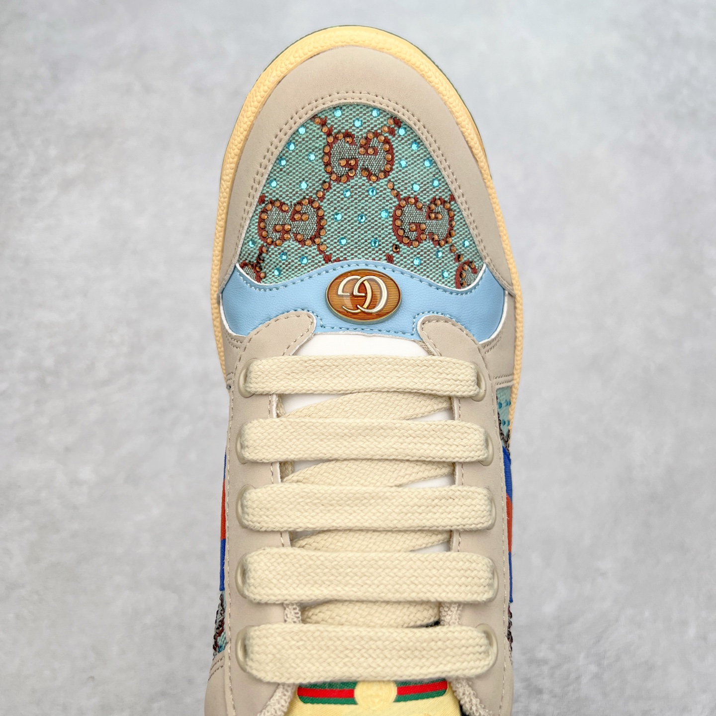 图片[4]-＃福利特价 Gucci Screener sneaker 古驰双G小脏鞋系列复古怀旧校园风低帮板鞋 全套原楦原纸版原鞋开模 纯手工水洗做旧处理 侧面条纹饰带 原厂定制 原厂数据电绣 清晰立体 全鞋电脑针车 紧密相连 针距密度一致 环保乳胶注塑鞋垫 厚度脚感还原原版 皮面裁剪部位 统一油边封口工艺 右脚鞋侧嵌入NFC防伪芯片装置＋鞋盒标二唯码扫描 秒进官网 专柜全套包装 防尘袋 说明书 质保卡 购物袋 尺码：35 36 37 38 39 40 41 42 43 44 45-选品中心