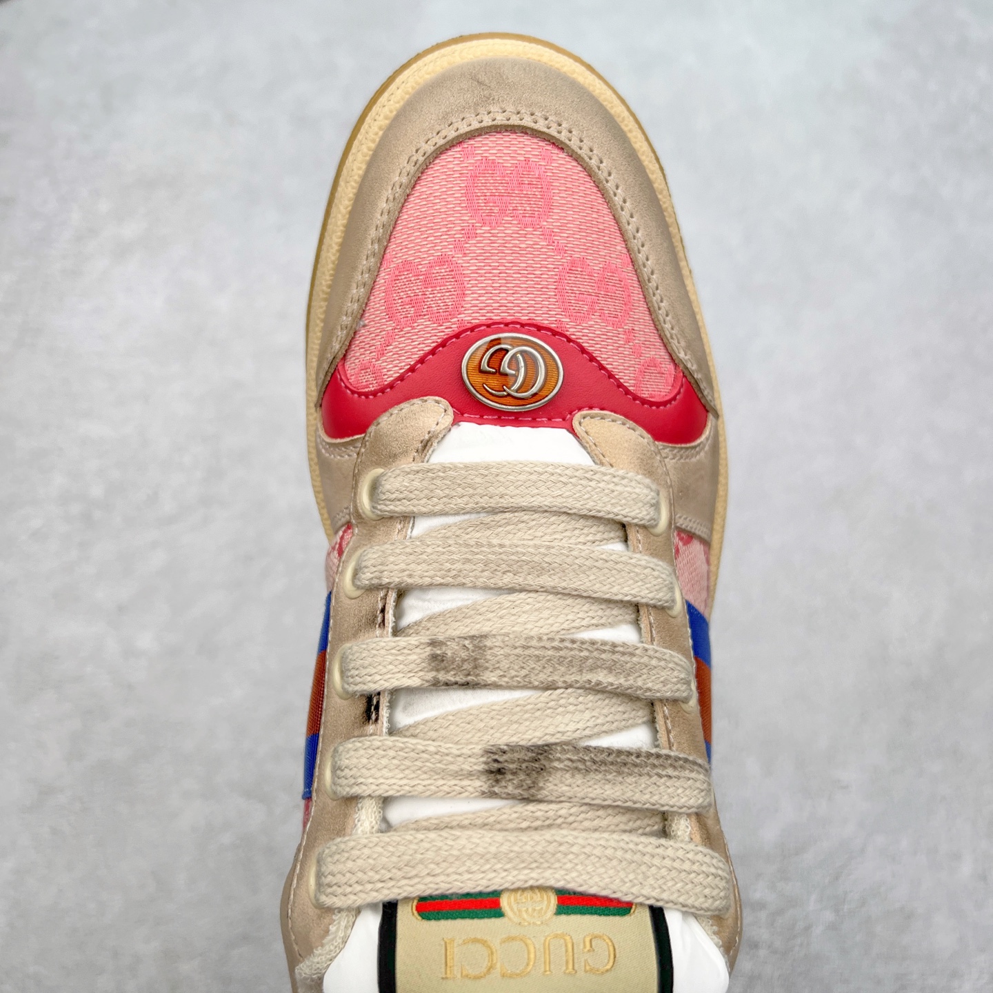 图片[4]-＃福利特价 Gucci Screener sneaker 古驰双G小脏鞋系列复古怀旧校园风低帮板鞋 全套原楦原纸版原鞋开模 纯手工水洗做旧处理 侧面条纹饰带 原厂定制 原厂数据电绣 清晰立体 全鞋电脑针车 紧密相连 针距密度一致 环保乳胶注塑鞋垫 厚度脚感还原原版 皮面裁剪部位 统一油边封口工艺 右脚鞋侧嵌入NFC防伪芯片装置＋鞋盒标二唯码扫描 秒进官网 专柜全套包装 防尘袋 说明书 质保卡 购物袋 尺码：35 36 37 38 39 40 41 42 43 44 45-选品中心