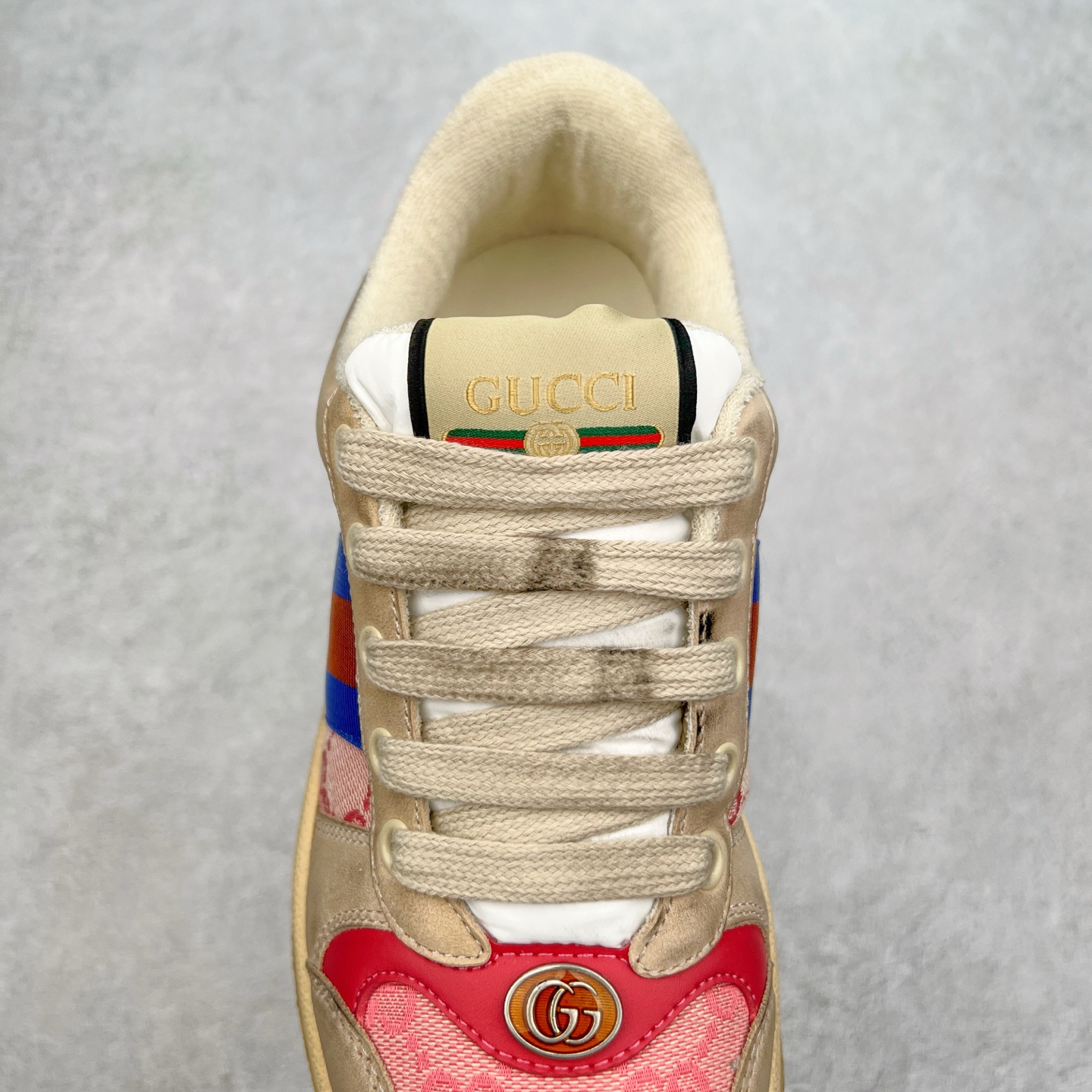 图片[5]-＃福利特价 Gucci Screener sneaker 古驰双G小脏鞋系列复古怀旧校园风低帮板鞋 全套原楦原纸版原鞋开模 纯手工水洗做旧处理 侧面条纹饰带 原厂定制 原厂数据电绣 清晰立体 全鞋电脑针车 紧密相连 针距密度一致 环保乳胶注塑鞋垫 厚度脚感还原原版 皮面裁剪部位 统一油边封口工艺 右脚鞋侧嵌入NFC防伪芯片装置＋鞋盒标二唯码扫描 秒进官网 专柜全套包装 防尘袋 说明书 质保卡 购物袋 尺码：35 36 37 38 39 40 41 42 43 44 45-选品中心