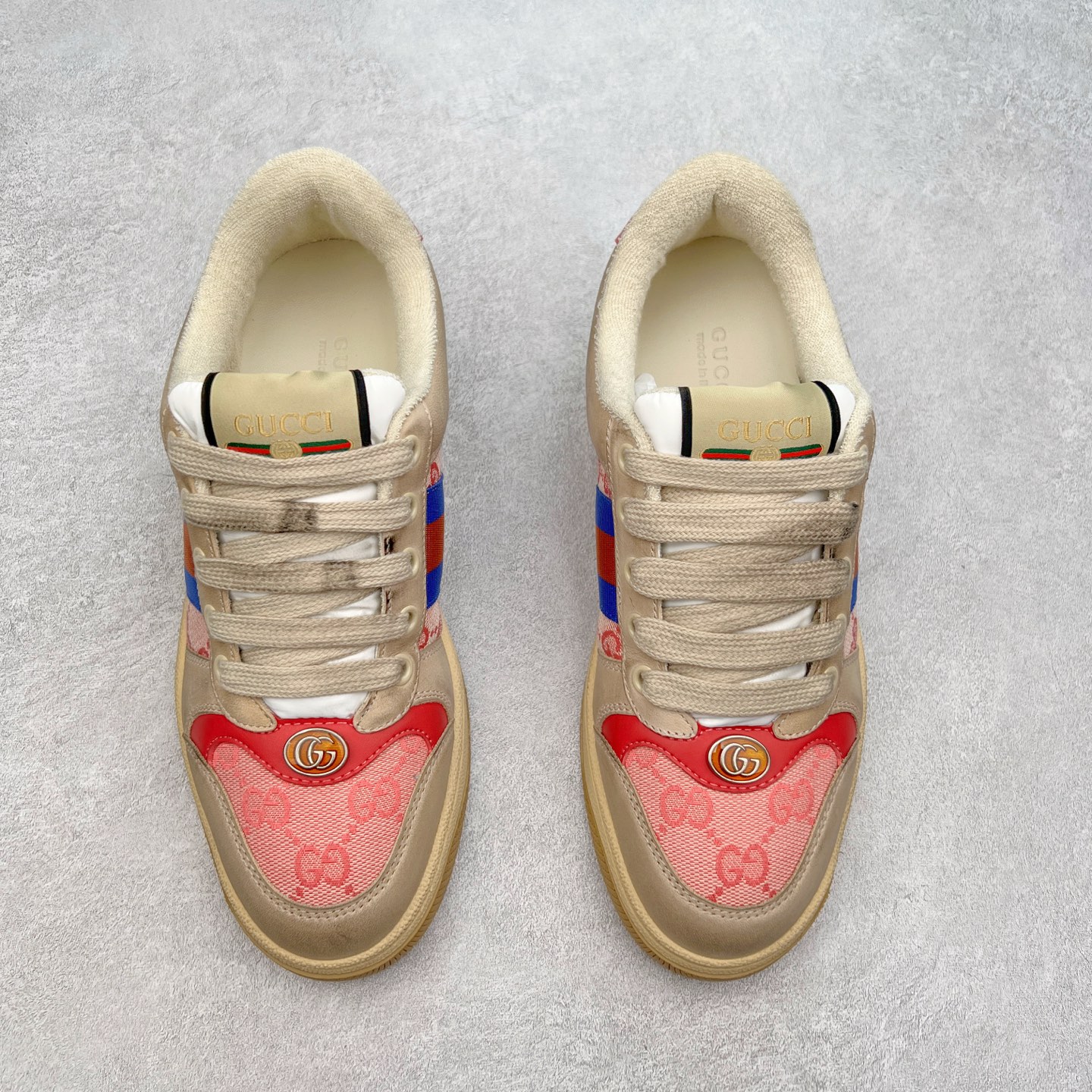 图片[2]-＃福利特价 Gucci Screener sneaker 古驰双G小脏鞋系列复古怀旧校园风低帮板鞋 全套原楦原纸版原鞋开模 纯手工水洗做旧处理 侧面条纹饰带 原厂定制 原厂数据电绣 清晰立体 全鞋电脑针车 紧密相连 针距密度一致 环保乳胶注塑鞋垫 厚度脚感还原原版 皮面裁剪部位 统一油边封口工艺 右脚鞋侧嵌入NFC防伪芯片装置＋鞋盒标二唯码扫描 秒进官网 专柜全套包装 防尘袋 说明书 质保卡 购物袋 尺码：35 36 37 38 39 40 41 42 43 44 45-选品中心