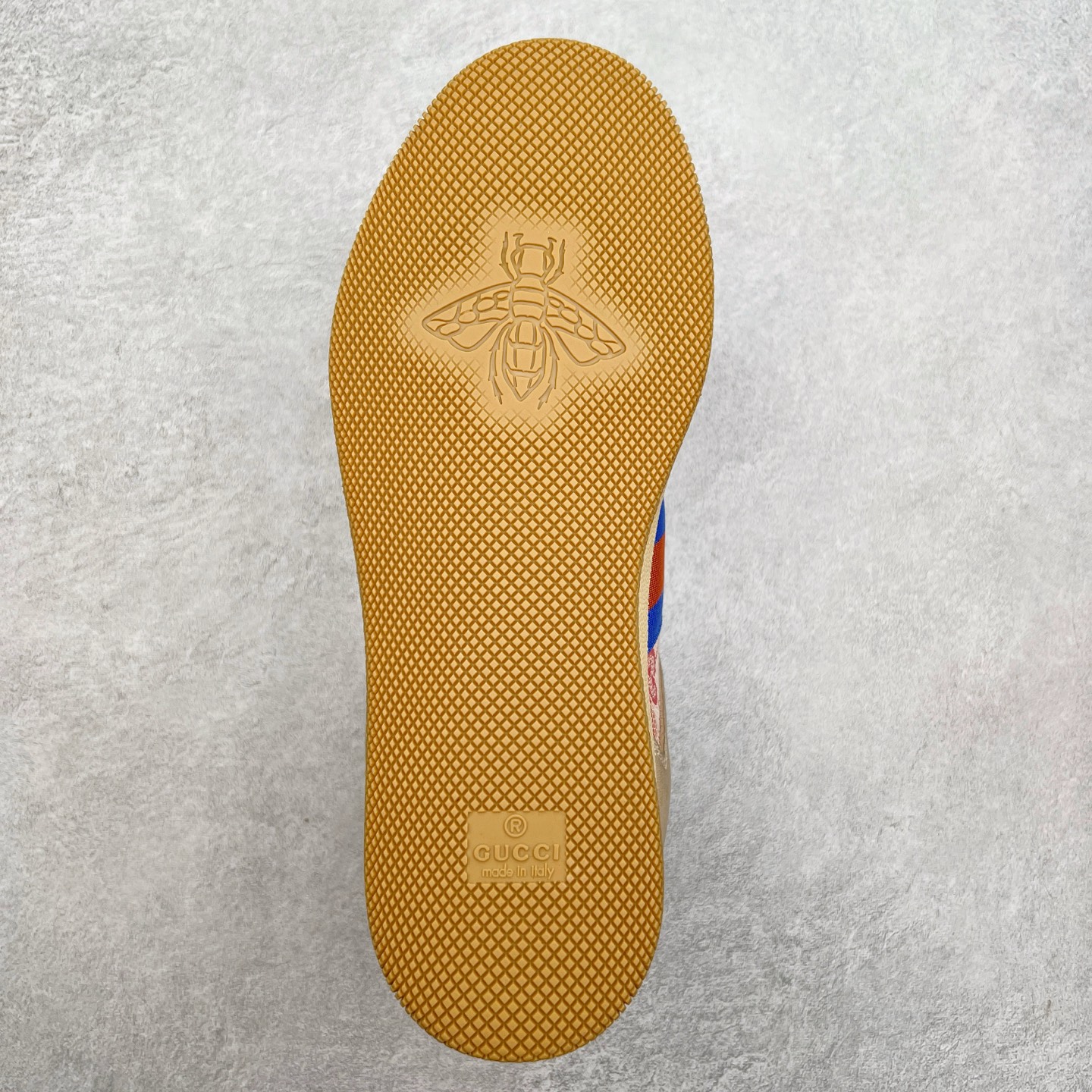 图片[9]-＃福利特价 Gucci Screener sneaker 古驰双G小脏鞋系列复古怀旧校园风低帮板鞋 全套原楦原纸版原鞋开模 纯手工水洗做旧处理 侧面条纹饰带 原厂定制 原厂数据电绣 清晰立体 全鞋电脑针车 紧密相连 针距密度一致 环保乳胶注塑鞋垫 厚度脚感还原原版 皮面裁剪部位 统一油边封口工艺 右脚鞋侧嵌入NFC防伪芯片装置＋鞋盒标二唯码扫描 秒进官网 专柜全套包装 防尘袋 说明书 质保卡 购物袋 尺码：35 36 37 38 39 40 41 42 43 44 45-选品中心