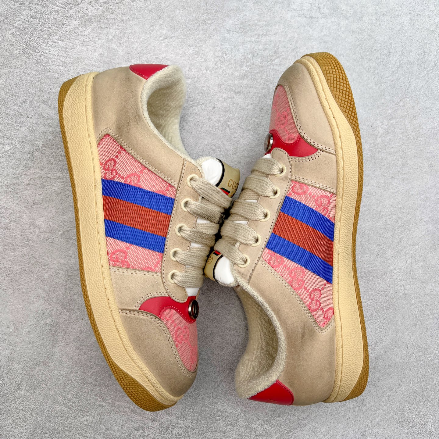 图片[3]-＃福利特价 Gucci Screener sneaker 古驰双G小脏鞋系列复古怀旧校园风低帮板鞋 全套原楦原纸版原鞋开模 纯手工水洗做旧处理 侧面条纹饰带 原厂定制 原厂数据电绣 清晰立体 全鞋电脑针车 紧密相连 针距密度一致 环保乳胶注塑鞋垫 厚度脚感还原原版 皮面裁剪部位 统一油边封口工艺 右脚鞋侧嵌入NFC防伪芯片装置＋鞋盒标二唯码扫描 秒进官网 专柜全套包装 防尘袋 说明书 质保卡 购物袋 尺码：35 36 37 38 39 40 41 42 43 44 45-选品中心