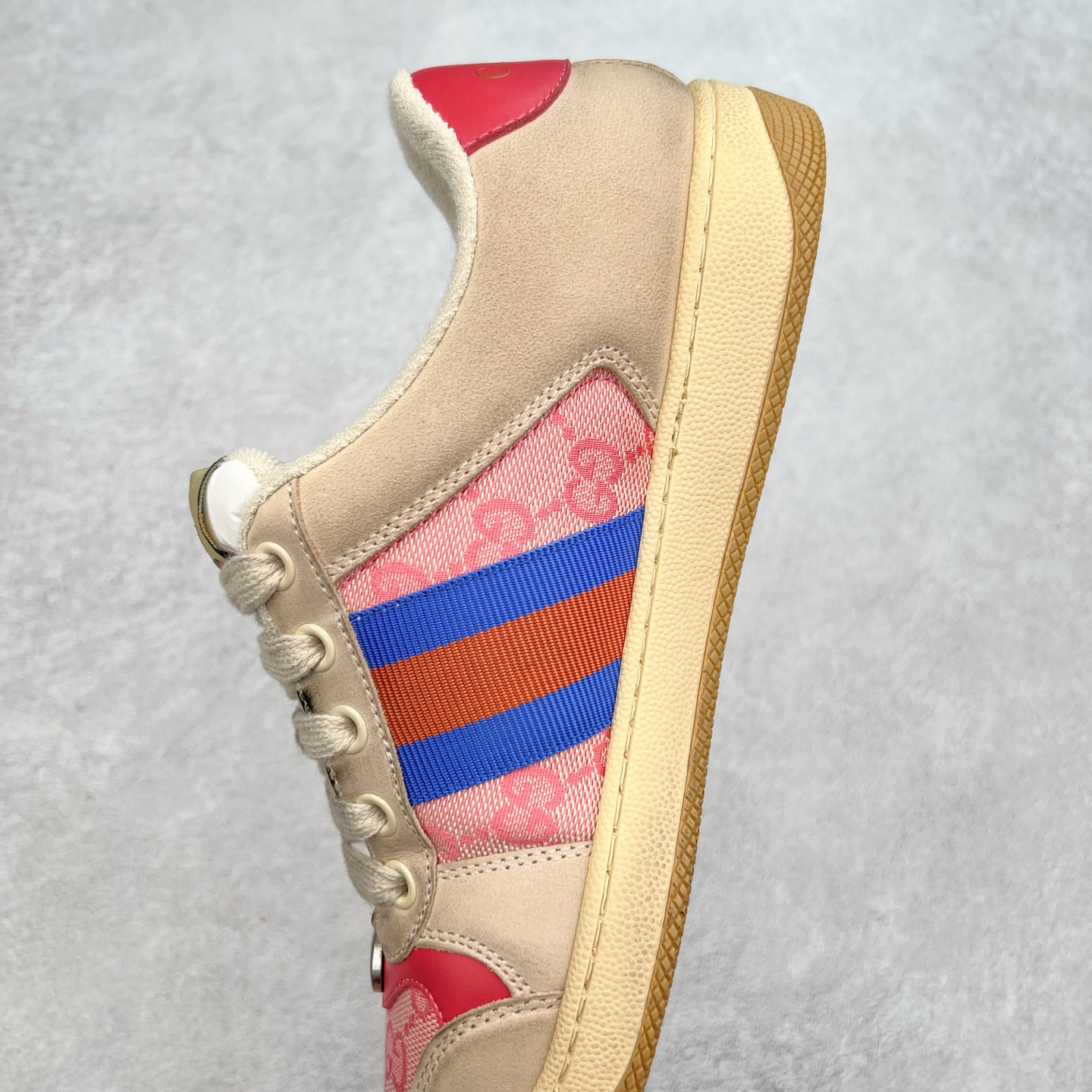 图片[7]-＃福利特价 Gucci Screener sneaker 古驰双G小脏鞋系列复古怀旧校园风低帮板鞋 全套原楦原纸版原鞋开模 纯手工水洗做旧处理 侧面条纹饰带 原厂定制 原厂数据电绣 清晰立体 全鞋电脑针车 紧密相连 针距密度一致 环保乳胶注塑鞋垫 厚度脚感还原原版 皮面裁剪部位 统一油边封口工艺 右脚鞋侧嵌入NFC防伪芯片装置＋鞋盒标二唯码扫描 秒进官网 专柜全套包装 防尘袋 说明书 质保卡 购物袋 尺码：35 36 37 38 39 40 41 42 43 44 45-选品中心