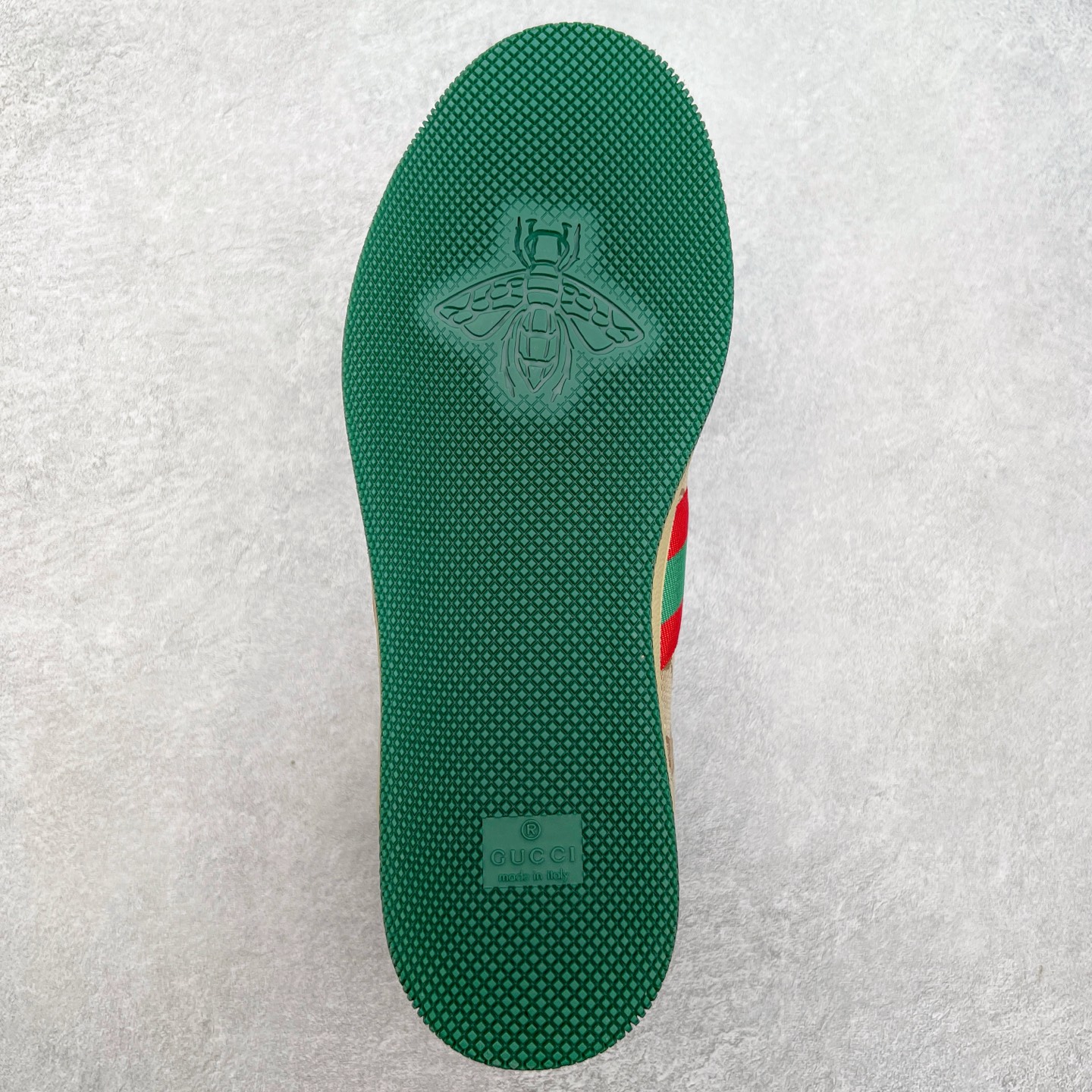 图片[9]-＃福利特价 Gucci Screener sneaker 古驰双G小脏鞋系列复古怀旧校园风低帮板鞋 全套原楦原纸版原鞋开模 纯手工水洗做旧处理 侧面条纹饰带 原厂定制 原厂数据电绣 清晰立体 全鞋电脑针车 紧密相连 针距密度一致 环保乳胶注塑鞋垫 厚度脚感还原原版 皮面裁剪部位 统一油边封口工艺 右脚鞋侧嵌入NFC防伪芯片装置＋鞋盒标二唯码扫描 秒进官网 专柜全套包装 防尘袋 说明书 质保卡 购物袋 尺码：35 36 37 38 39 40 41 42 43 44 45-选品中心