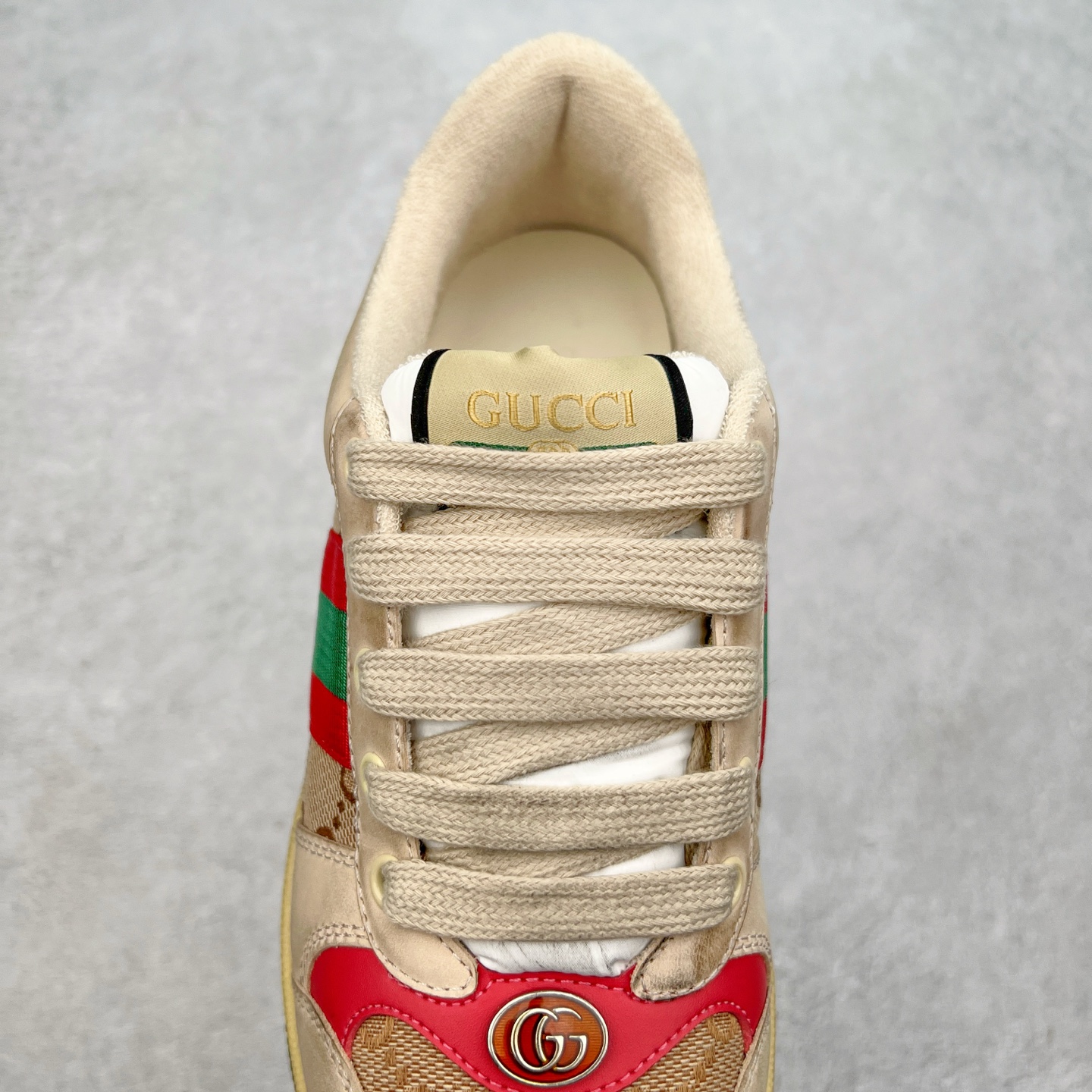 图片[5]-＃福利特价 Gucci Screener sneaker 古驰双G小脏鞋系列复古怀旧校园风低帮板鞋 全套原楦原纸版原鞋开模 纯手工水洗做旧处理 侧面条纹饰带 原厂定制 原厂数据电绣 清晰立体 全鞋电脑针车 紧密相连 针距密度一致 环保乳胶注塑鞋垫 厚度脚感还原原版 皮面裁剪部位 统一油边封口工艺 右脚鞋侧嵌入NFC防伪芯片装置＋鞋盒标二唯码扫描 秒进官网 专柜全套包装 防尘袋 说明书 质保卡 购物袋 尺码：35 36 37 38 39 40 41 42 43 44 45-选品中心