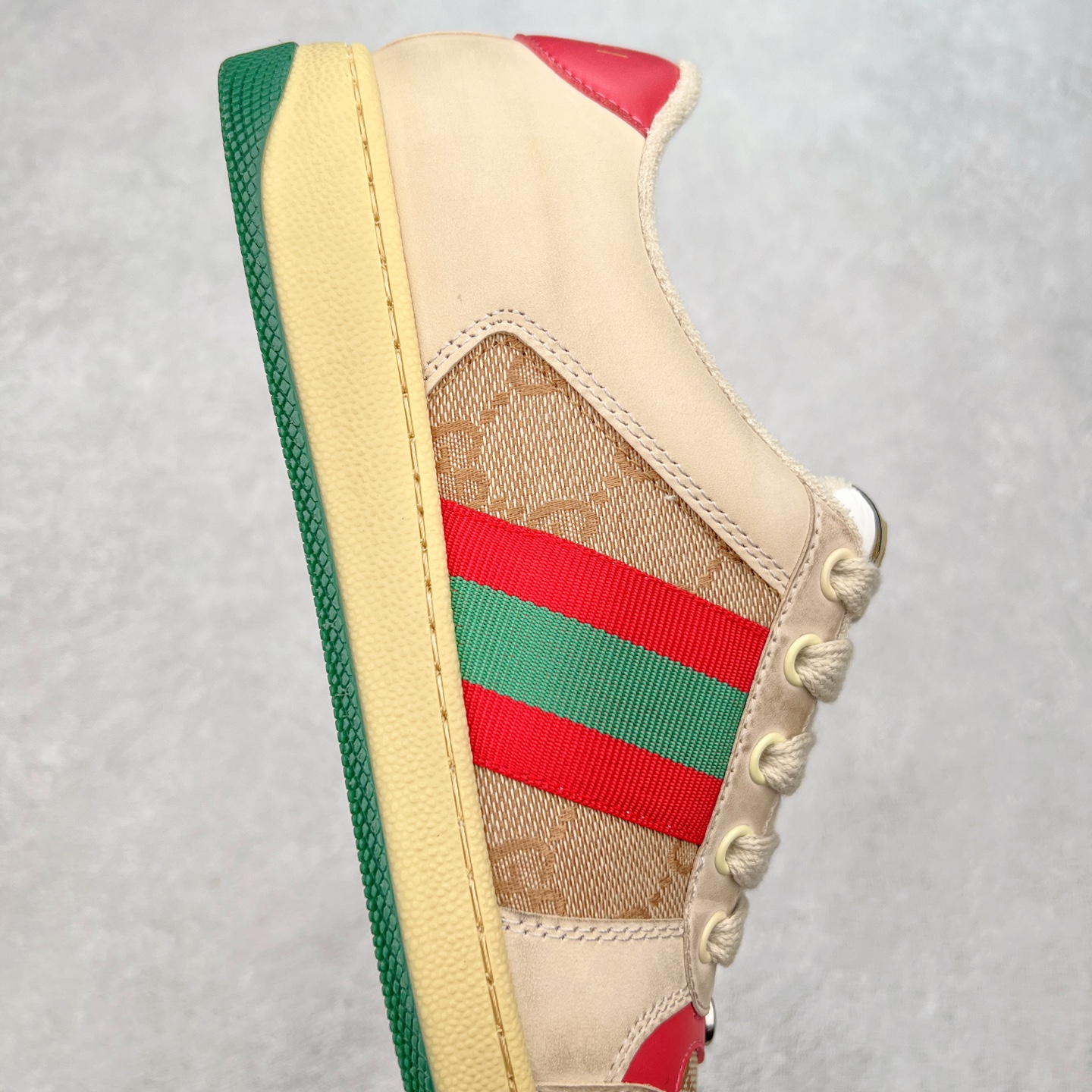 图片[6]-＃福利特价 Gucci Screener sneaker 古驰双G小脏鞋系列复古怀旧校园风低帮板鞋 全套原楦原纸版原鞋开模 纯手工水洗做旧处理 侧面条纹饰带 原厂定制 原厂数据电绣 清晰立体 全鞋电脑针车 紧密相连 针距密度一致 环保乳胶注塑鞋垫 厚度脚感还原原版 皮面裁剪部位 统一油边封口工艺 右脚鞋侧嵌入NFC防伪芯片装置＋鞋盒标二唯码扫描 秒进官网 专柜全套包装 防尘袋 说明书 质保卡 购物袋 尺码：35 36 37 38 39 40 41 42 43 44 45-选品中心