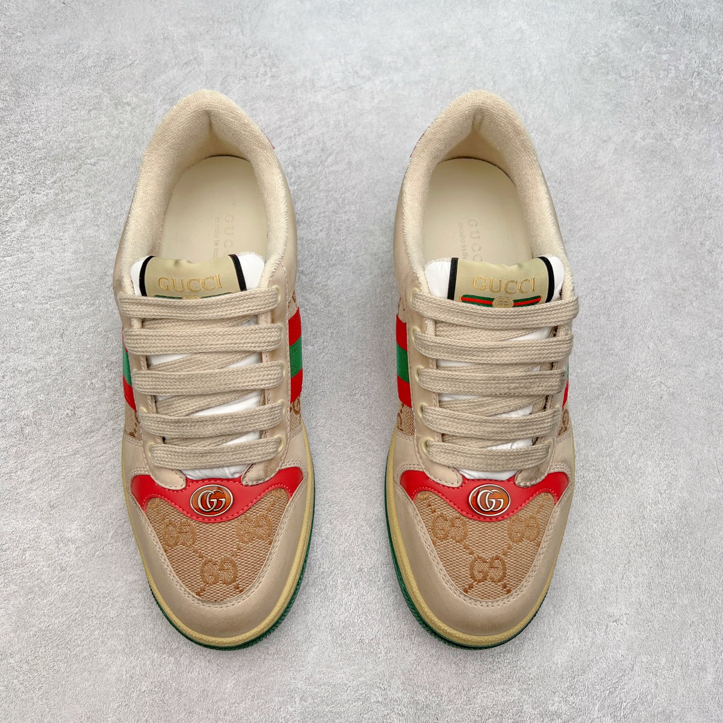 图片[2]-＃福利特价 Gucci Screener sneaker 古驰双G小脏鞋系列复古怀旧校园风低帮板鞋 全套原楦原纸版原鞋开模 纯手工水洗做旧处理 侧面条纹饰带 原厂定制 原厂数据电绣 清晰立体 全鞋电脑针车 紧密相连 针距密度一致 环保乳胶注塑鞋垫 厚度脚感还原原版 皮面裁剪部位 统一油边封口工艺 右脚鞋侧嵌入NFC防伪芯片装置＋鞋盒标二唯码扫描 秒进官网 专柜全套包装 防尘袋 说明书 质保卡 购物袋 尺码：35 36 37 38 39 40 41 42 43 44 45-选品中心
