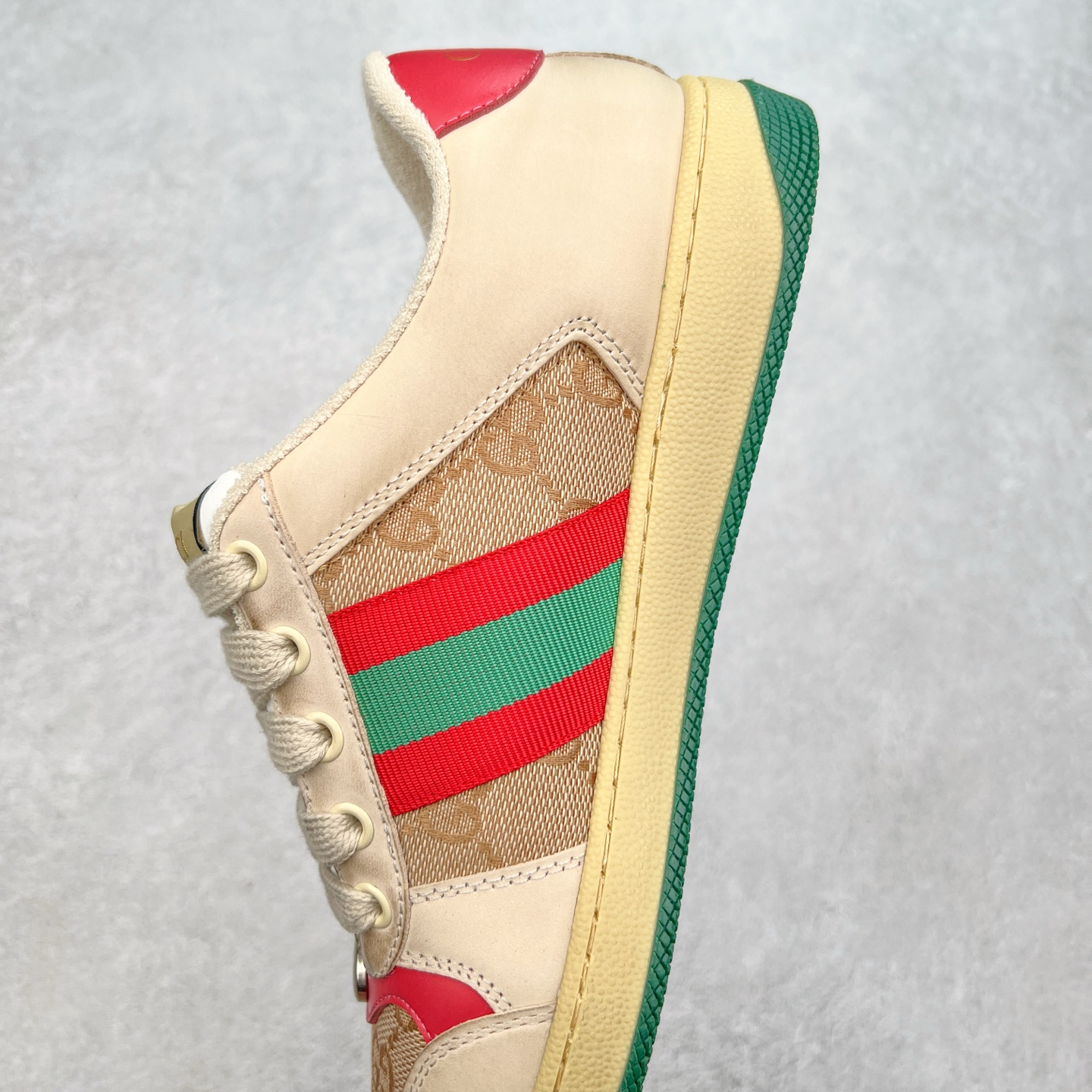 图片[7]-＃福利特价 Gucci Screener sneaker 古驰双G小脏鞋系列复古怀旧校园风低帮板鞋 全套原楦原纸版原鞋开模 纯手工水洗做旧处理 侧面条纹饰带 原厂定制 原厂数据电绣 清晰立体 全鞋电脑针车 紧密相连 针距密度一致 环保乳胶注塑鞋垫 厚度脚感还原原版 皮面裁剪部位 统一油边封口工艺 右脚鞋侧嵌入NFC防伪芯片装置＋鞋盒标二唯码扫描 秒进官网 专柜全套包装 防尘袋 说明书 质保卡 购物袋 尺码：35 36 37 38 39 40 41 42 43 44 45-选品中心