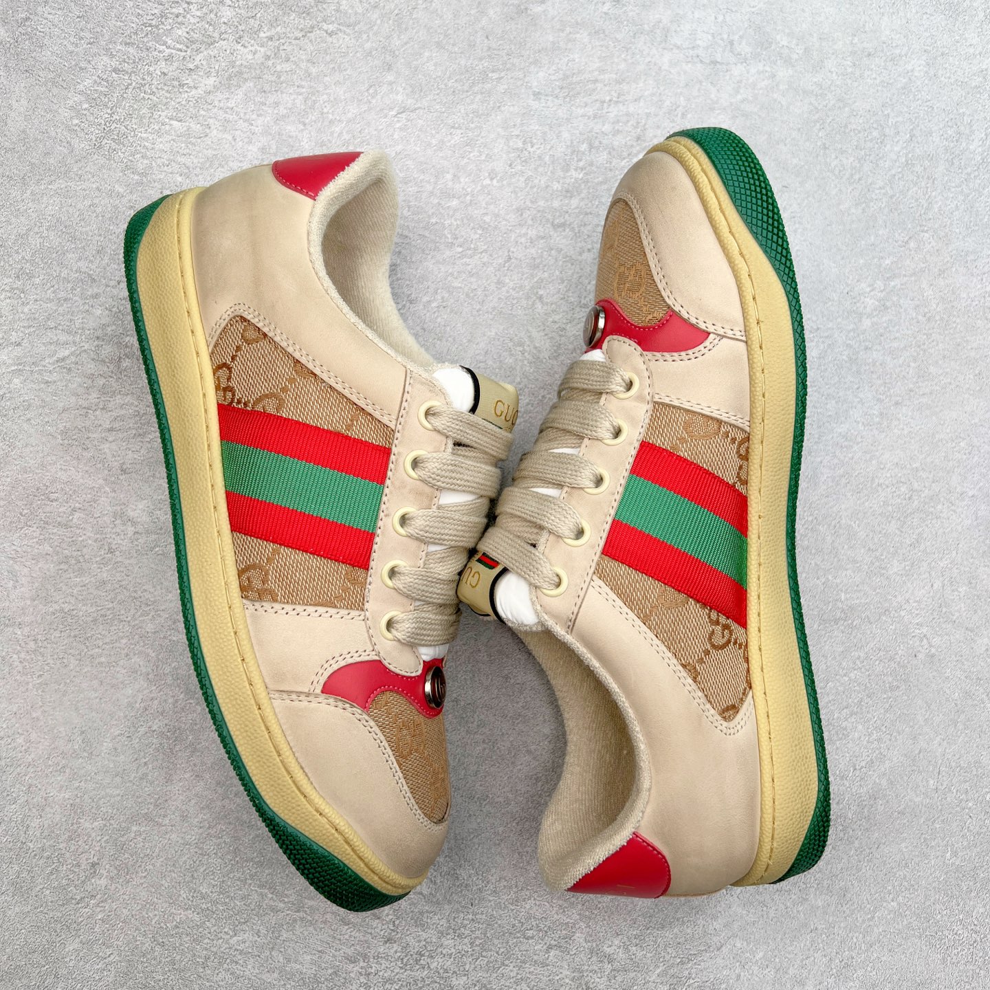 图片[3]-＃福利特价 Gucci Screener sneaker 古驰双G小脏鞋系列复古怀旧校园风低帮板鞋 全套原楦原纸版原鞋开模 纯手工水洗做旧处理 侧面条纹饰带 原厂定制 原厂数据电绣 清晰立体 全鞋电脑针车 紧密相连 针距密度一致 环保乳胶注塑鞋垫 厚度脚感还原原版 皮面裁剪部位 统一油边封口工艺 右脚鞋侧嵌入NFC防伪芯片装置＋鞋盒标二唯码扫描 秒进官网 专柜全套包装 防尘袋 说明书 质保卡 购物袋 尺码：35 36 37 38 39 40 41 42 43 44 45-选品中心