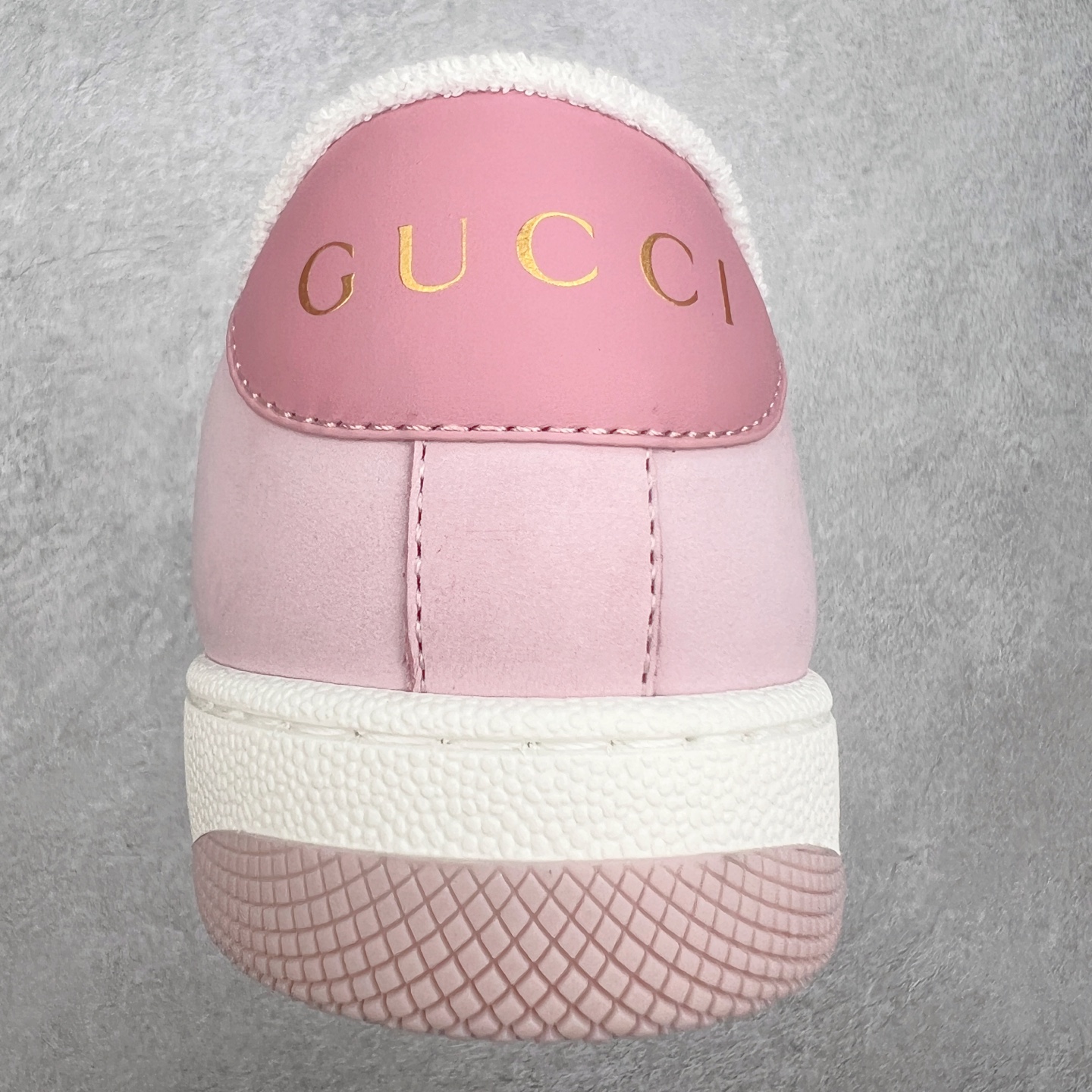 图片[8]-＃福利特价 Gucci Screener sneaker 古驰双G小脏鞋系列复古怀旧校园风低帮板鞋 全套原楦原纸版原鞋开模 纯手工水洗做旧处理 侧面条纹饰带 原厂定制 原厂数据电绣 清晰立体 全鞋电脑针车 紧密相连 针距密度一致 环保乳胶注塑鞋垫 厚度脚感还原原版 皮面裁剪部位 统一油边封口工艺 右脚鞋侧嵌入NFC防伪芯片装置＋鞋盒标二唯码扫描 秒进官网 专柜全套包装 防尘袋 说明书 质保卡 购物袋 尺码：35 36 37 38 39 40 41 42 43 44 45-选品中心