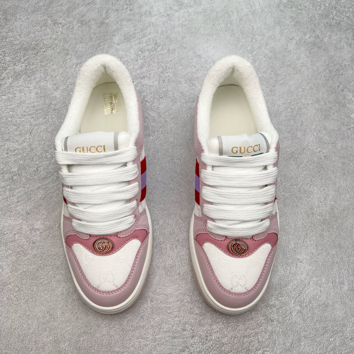 图片[2]-＃福利特价 Gucci Screener sneaker 古驰双G小脏鞋系列复古怀旧校园风低帮板鞋 全套原楦原纸版原鞋开模 纯手工水洗做旧处理 侧面条纹饰带 原厂定制 原厂数据电绣 清晰立体 全鞋电脑针车 紧密相连 针距密度一致 环保乳胶注塑鞋垫 厚度脚感还原原版 皮面裁剪部位 统一油边封口工艺 右脚鞋侧嵌入NFC防伪芯片装置＋鞋盒标二唯码扫描 秒进官网 专柜全套包装 防尘袋 说明书 质保卡 购物袋 尺码：35 36 37 38 39 40 41 42 43 44 45-选品中心