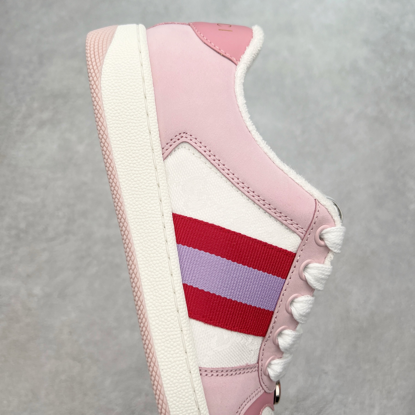 图片[6]-＃福利特价 Gucci Screener sneaker 古驰双G小脏鞋系列复古怀旧校园风低帮板鞋 全套原楦原纸版原鞋开模 纯手工水洗做旧处理 侧面条纹饰带 原厂定制 原厂数据电绣 清晰立体 全鞋电脑针车 紧密相连 针距密度一致 环保乳胶注塑鞋垫 厚度脚感还原原版 皮面裁剪部位 统一油边封口工艺 右脚鞋侧嵌入NFC防伪芯片装置＋鞋盒标二唯码扫描 秒进官网 专柜全套包装 防尘袋 说明书 质保卡 购物袋 尺码：35 36 37 38 39 40 41 42 43 44 45-选品中心