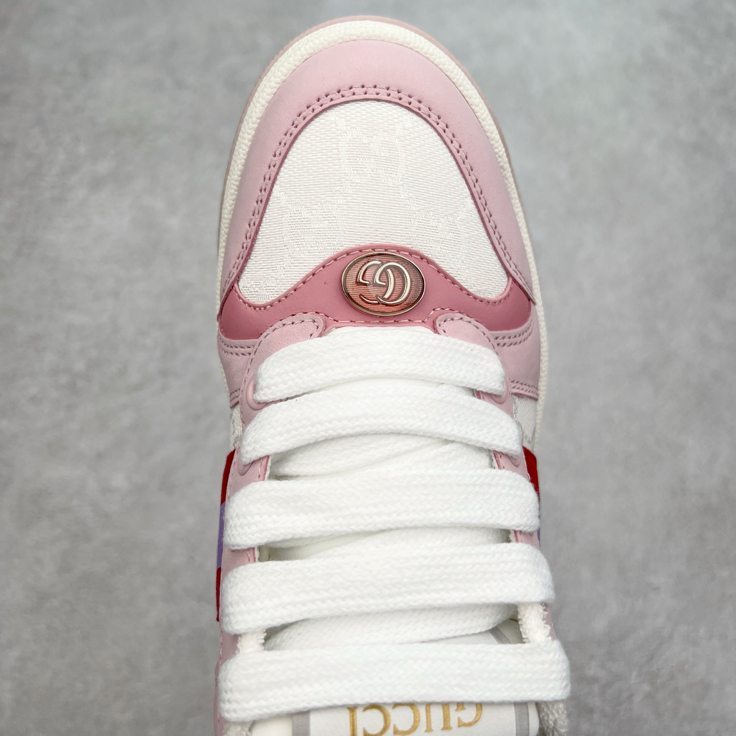 图片[4]-＃福利特价 Gucci Screener sneaker 古驰双G小脏鞋系列复古怀旧校园风低帮板鞋 全套原楦原纸版原鞋开模 纯手工水洗做旧处理 侧面条纹饰带 原厂定制 原厂数据电绣 清晰立体 全鞋电脑针车 紧密相连 针距密度一致 环保乳胶注塑鞋垫 厚度脚感还原原版 皮面裁剪部位 统一油边封口工艺 右脚鞋侧嵌入NFC防伪芯片装置＋鞋盒标二唯码扫描 秒进官网 专柜全套包装 防尘袋 说明书 质保卡 购物袋 尺码：35 36 37 38 39 40 41 42 43 44 45-选品中心