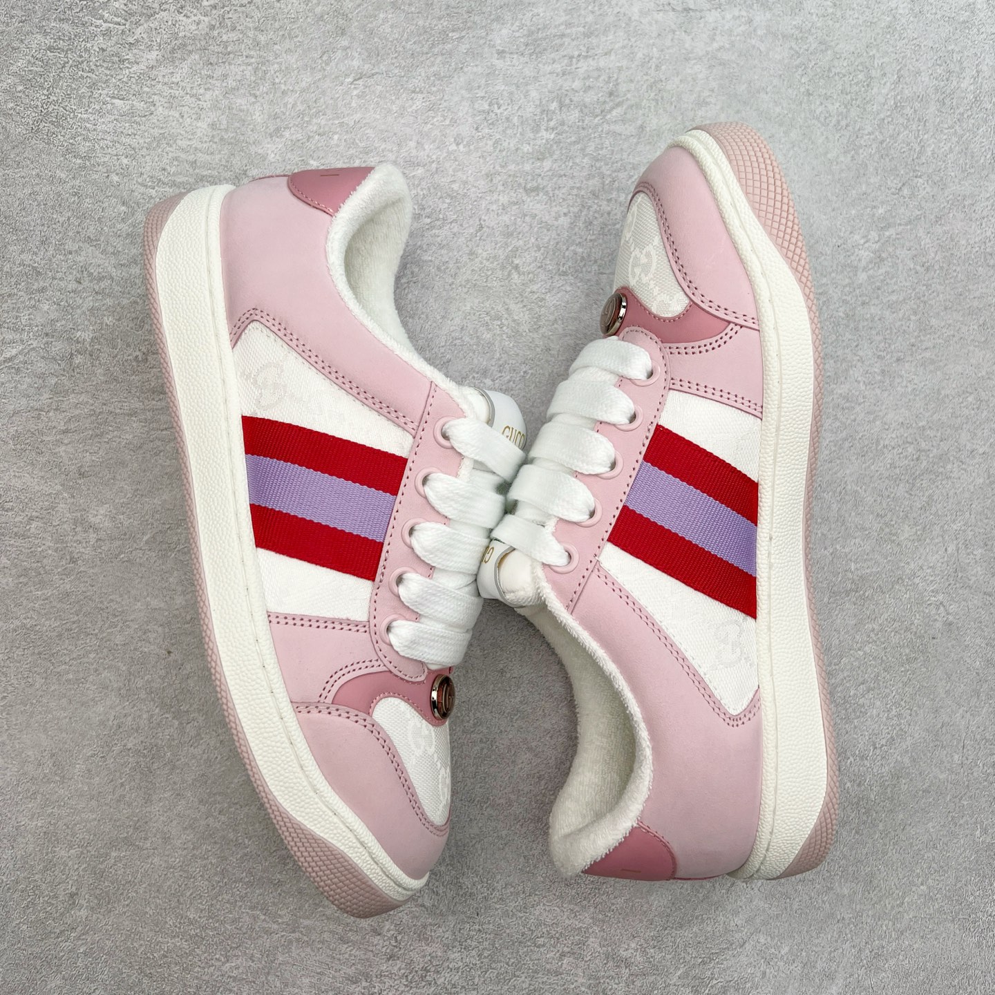 图片[3]-＃福利特价 Gucci Screener sneaker 古驰双G小脏鞋系列复古怀旧校园风低帮板鞋 全套原楦原纸版原鞋开模 纯手工水洗做旧处理 侧面条纹饰带 原厂定制 原厂数据电绣 清晰立体 全鞋电脑针车 紧密相连 针距密度一致 环保乳胶注塑鞋垫 厚度脚感还原原版 皮面裁剪部位 统一油边封口工艺 右脚鞋侧嵌入NFC防伪芯片装置＋鞋盒标二唯码扫描 秒进官网 专柜全套包装 防尘袋 说明书 质保卡 购物袋 尺码：35 36 37 38 39 40 41 42 43 44 45-选品中心