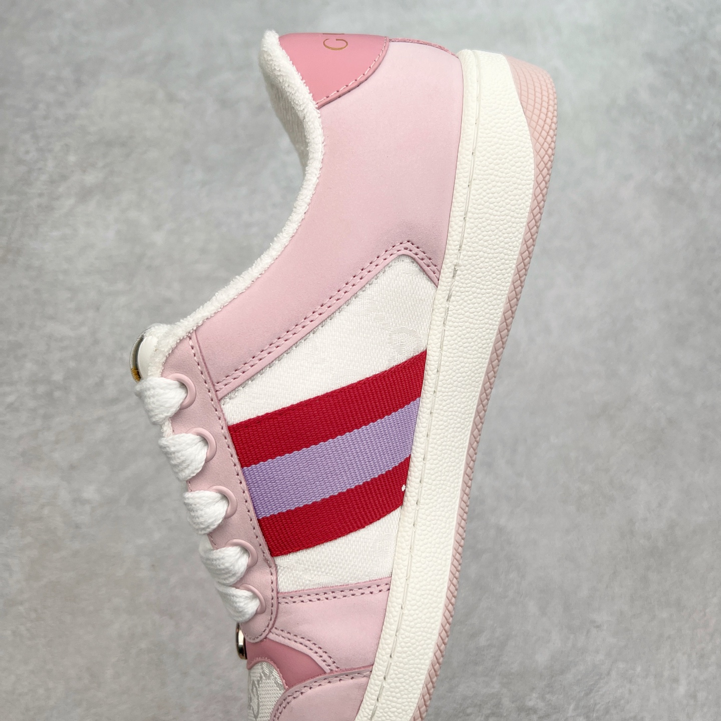 图片[7]-＃福利特价 Gucci Screener sneaker 古驰双G小脏鞋系列复古怀旧校园风低帮板鞋 全套原楦原纸版原鞋开模 纯手工水洗做旧处理 侧面条纹饰带 原厂定制 原厂数据电绣 清晰立体 全鞋电脑针车 紧密相连 针距密度一致 环保乳胶注塑鞋垫 厚度脚感还原原版 皮面裁剪部位 统一油边封口工艺 右脚鞋侧嵌入NFC防伪芯片装置＋鞋盒标二唯码扫描 秒进官网 专柜全套包装 防尘袋 说明书 质保卡 购物袋 尺码：35 36 37 38 39 40 41 42 43 44 45-选品中心