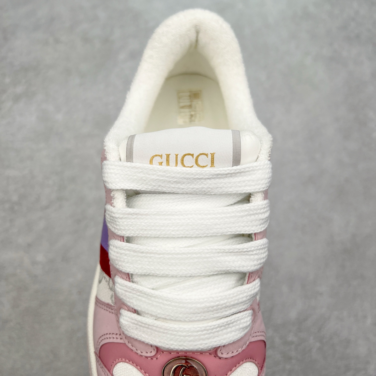 图片[5]-＃福利特价 Gucci Screener sneaker 古驰双G小脏鞋系列复古怀旧校园风低帮板鞋 全套原楦原纸版原鞋开模 纯手工水洗做旧处理 侧面条纹饰带 原厂定制 原厂数据电绣 清晰立体 全鞋电脑针车 紧密相连 针距密度一致 环保乳胶注塑鞋垫 厚度脚感还原原版 皮面裁剪部位 统一油边封口工艺 右脚鞋侧嵌入NFC防伪芯片装置＋鞋盒标二唯码扫描 秒进官网 专柜全套包装 防尘袋 说明书 质保卡 购物袋 尺码：35 36 37 38 39 40 41 42 43 44 45-选品中心