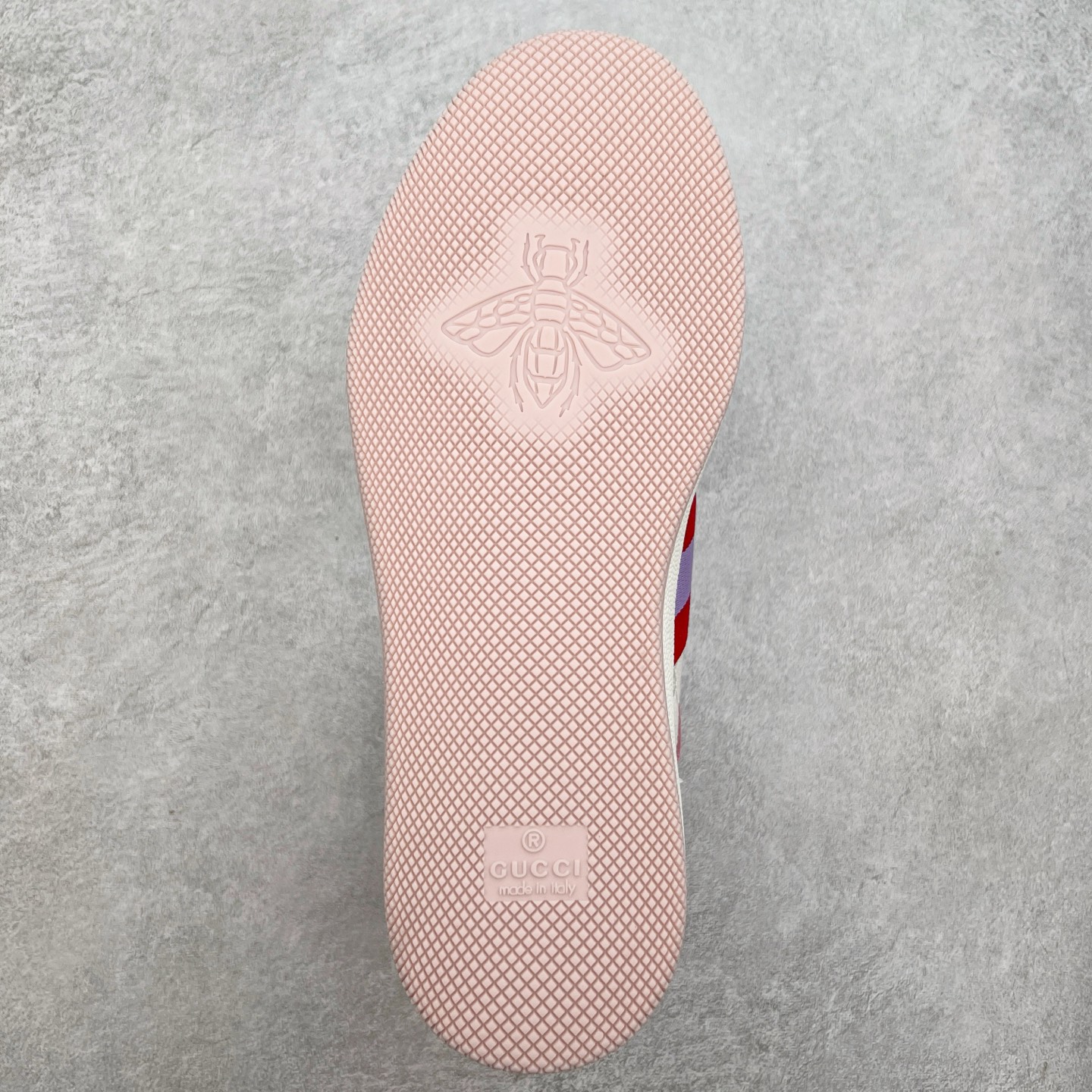 图片[9]-＃福利特价 Gucci Screener sneaker 古驰双G小脏鞋系列复古怀旧校园风低帮板鞋 全套原楦原纸版原鞋开模 纯手工水洗做旧处理 侧面条纹饰带 原厂定制 原厂数据电绣 清晰立体 全鞋电脑针车 紧密相连 针距密度一致 环保乳胶注塑鞋垫 厚度脚感还原原版 皮面裁剪部位 统一油边封口工艺 右脚鞋侧嵌入NFC防伪芯片装置＋鞋盒标二唯码扫描 秒进官网 专柜全套包装 防尘袋 说明书 质保卡 购物袋 尺码：35 36 37 38 39 40 41 42 43 44 45-选品中心