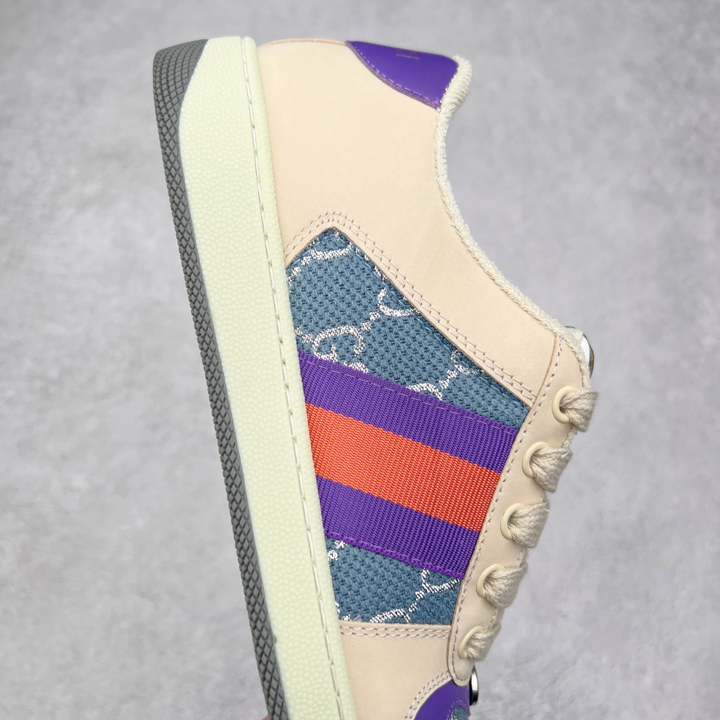 图片[6]-＃福利特价 Gucci Screener sneaker 古驰双G小脏鞋系列复古怀旧校园风低帮板鞋 全套原楦原纸版原鞋开模 纯手工水洗做旧处理 侧面条纹饰带 原厂定制 原厂数据电绣 清晰立体 全鞋电脑针车 紧密相连 针距密度一致 环保乳胶注塑鞋垫 厚度脚感还原原版 皮面裁剪部位 统一油边封口工艺 右脚鞋侧嵌入NFC防伪芯片装置＋鞋盒标二唯码扫描 秒进官网 专柜全套包装 防尘袋 说明书 质保卡 购物袋 尺码：35 36 37 38 39 40 41 42 43 44 45-选品中心