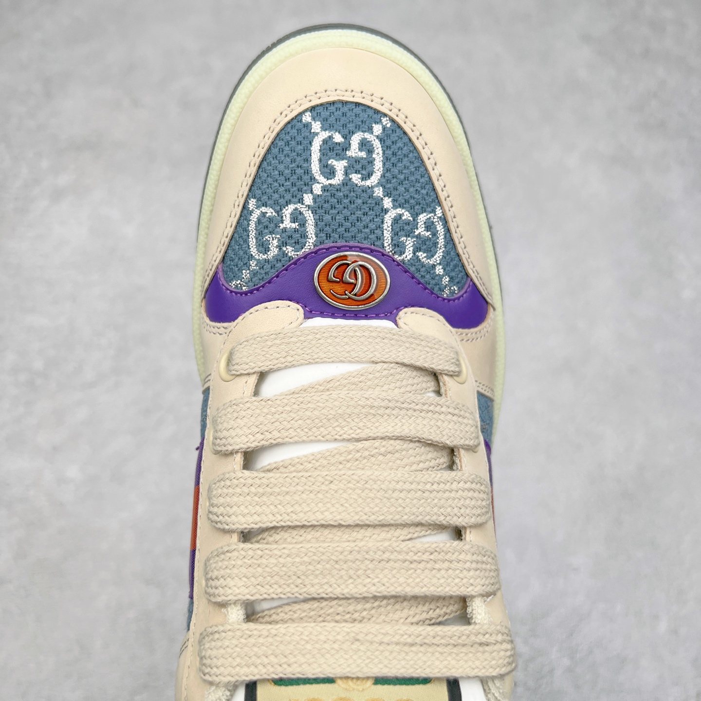 图片[4]-＃福利特价 Gucci Screener sneaker 古驰双G小脏鞋系列复古怀旧校园风低帮板鞋 全套原楦原纸版原鞋开模 纯手工水洗做旧处理 侧面条纹饰带 原厂定制 原厂数据电绣 清晰立体 全鞋电脑针车 紧密相连 针距密度一致 环保乳胶注塑鞋垫 厚度脚感还原原版 皮面裁剪部位 统一油边封口工艺 右脚鞋侧嵌入NFC防伪芯片装置＋鞋盒标二唯码扫描 秒进官网 专柜全套包装 防尘袋 说明书 质保卡 购物袋 尺码：35 36 37 38 39 40 41 42 43 44 45-选品中心