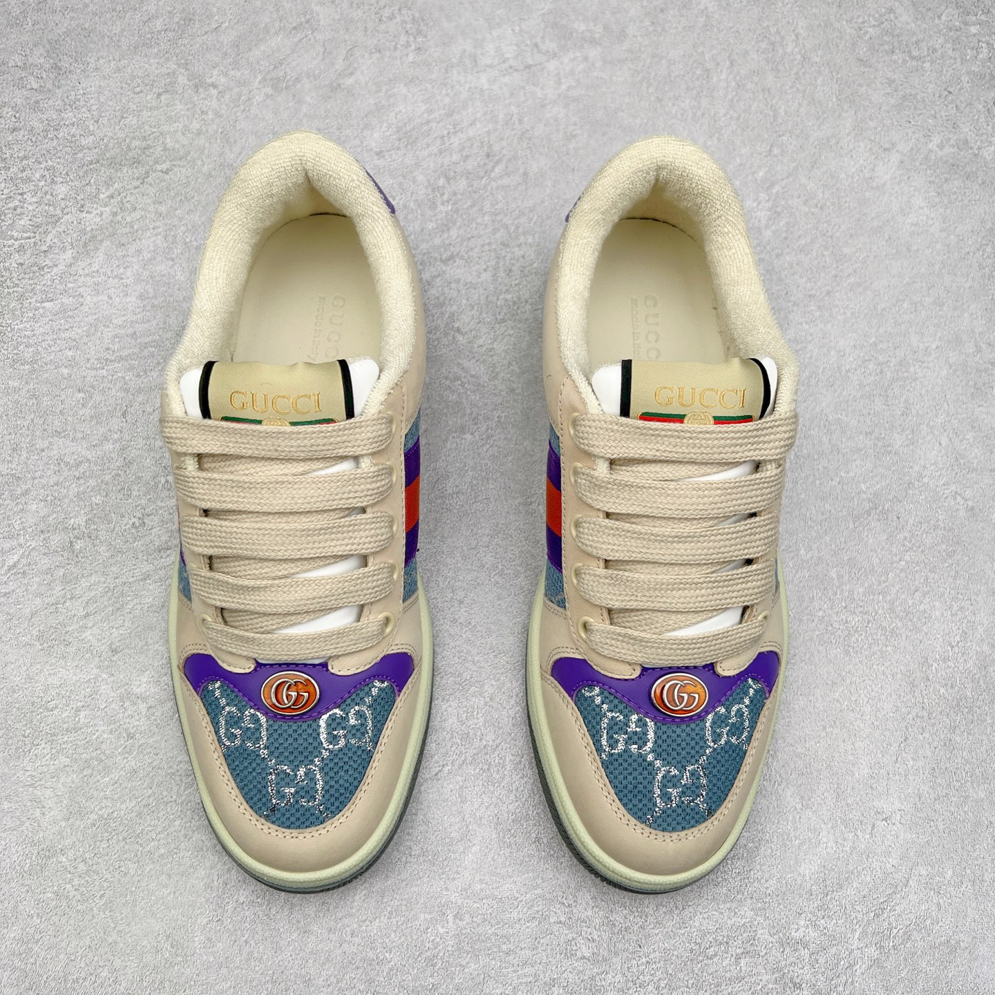 图片[2]-＃福利特价 Gucci Screener sneaker 古驰双G小脏鞋系列复古怀旧校园风低帮板鞋 全套原楦原纸版原鞋开模 纯手工水洗做旧处理 侧面条纹饰带 原厂定制 原厂数据电绣 清晰立体 全鞋电脑针车 紧密相连 针距密度一致 环保乳胶注塑鞋垫 厚度脚感还原原版 皮面裁剪部位 统一油边封口工艺 右脚鞋侧嵌入NFC防伪芯片装置＋鞋盒标二唯码扫描 秒进官网 专柜全套包装 防尘袋 说明书 质保卡 购物袋 尺码：35 36 37 38 39 40 41 42 43 44 45-选品中心