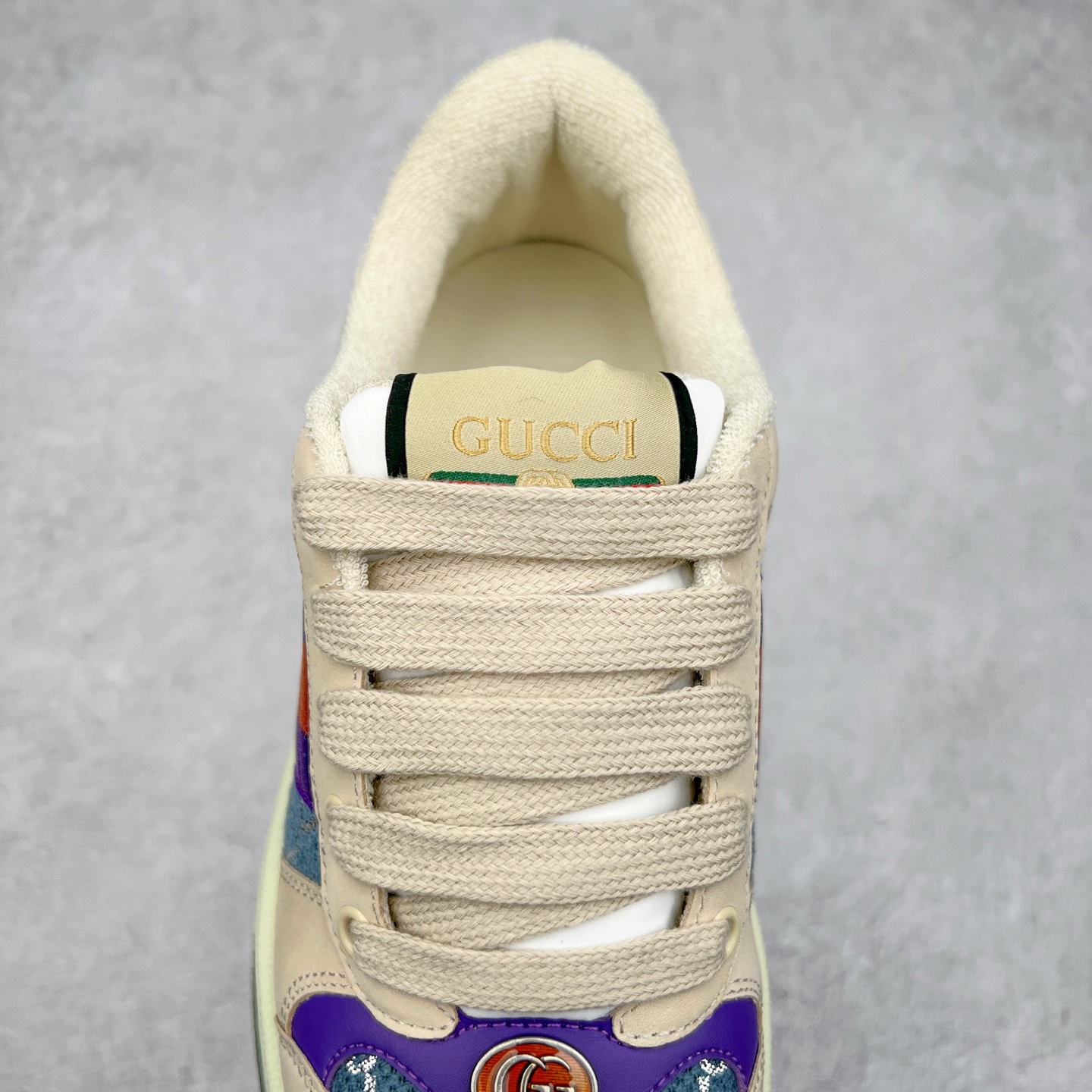 图片[5]-＃福利特价 Gucci Screener sneaker 古驰双G小脏鞋系列复古怀旧校园风低帮板鞋 全套原楦原纸版原鞋开模 纯手工水洗做旧处理 侧面条纹饰带 原厂定制 原厂数据电绣 清晰立体 全鞋电脑针车 紧密相连 针距密度一致 环保乳胶注塑鞋垫 厚度脚感还原原版 皮面裁剪部位 统一油边封口工艺 右脚鞋侧嵌入NFC防伪芯片装置＋鞋盒标二唯码扫描 秒进官网 专柜全套包装 防尘袋 说明书 质保卡 购物袋 尺码：35 36 37 38 39 40 41 42 43 44 45-选品中心