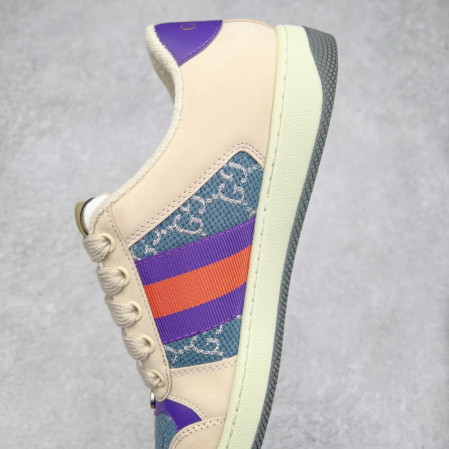 图片[7]-＃福利特价 Gucci Screener sneaker 古驰双G小脏鞋系列复古怀旧校园风低帮板鞋 全套原楦原纸版原鞋开模 纯手工水洗做旧处理 侧面条纹饰带 原厂定制 原厂数据电绣 清晰立体 全鞋电脑针车 紧密相连 针距密度一致 环保乳胶注塑鞋垫 厚度脚感还原原版 皮面裁剪部位 统一油边封口工艺 右脚鞋侧嵌入NFC防伪芯片装置＋鞋盒标二唯码扫描 秒进官网 专柜全套包装 防尘袋 说明书 质保卡 购物袋 尺码：35 36 37 38 39 40 41 42 43 44 45-选品中心