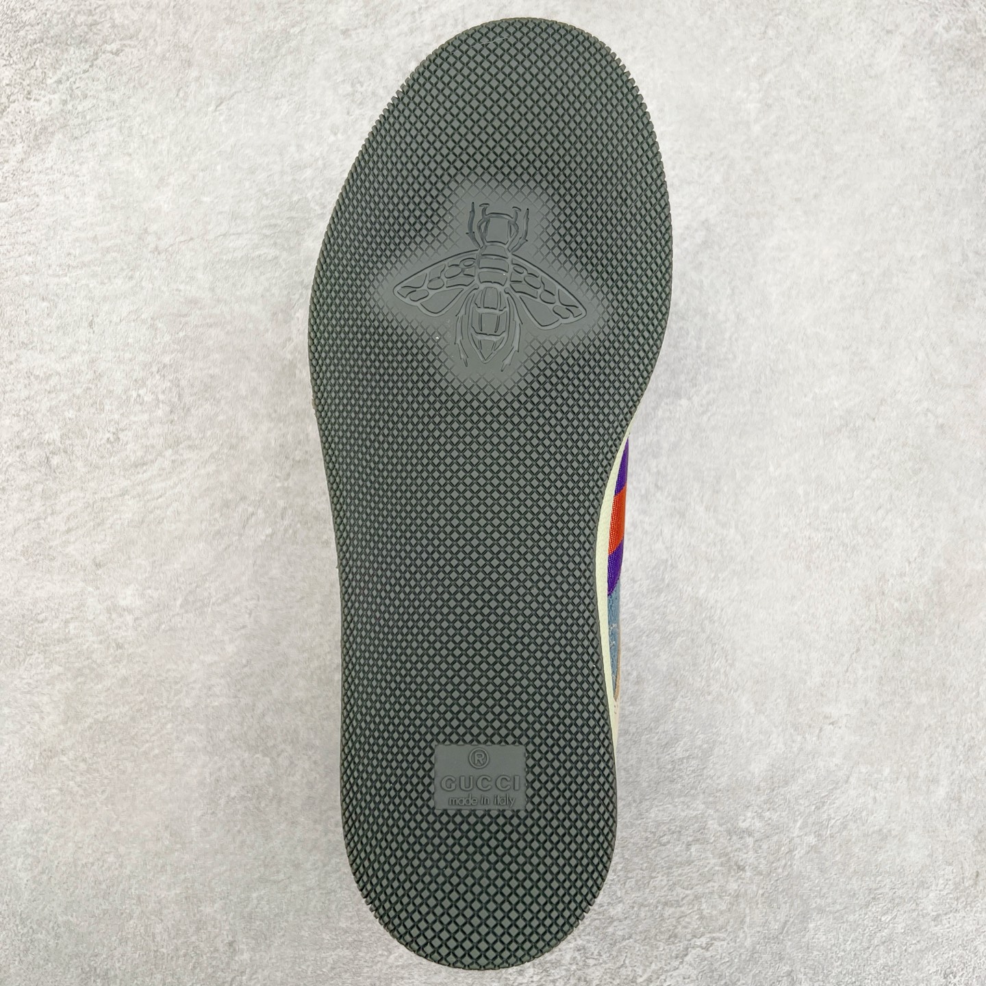 图片[9]-＃福利特价 Gucci Screener sneaker 古驰双G小脏鞋系列复古怀旧校园风低帮板鞋 全套原楦原纸版原鞋开模 纯手工水洗做旧处理 侧面条纹饰带 原厂定制 原厂数据电绣 清晰立体 全鞋电脑针车 紧密相连 针距密度一致 环保乳胶注塑鞋垫 厚度脚感还原原版 皮面裁剪部位 统一油边封口工艺 右脚鞋侧嵌入NFC防伪芯片装置＋鞋盒标二唯码扫描 秒进官网 专柜全套包装 防尘袋 说明书 质保卡 购物袋 尺码：35 36 37 38 39 40 41 42 43 44 45-选品中心