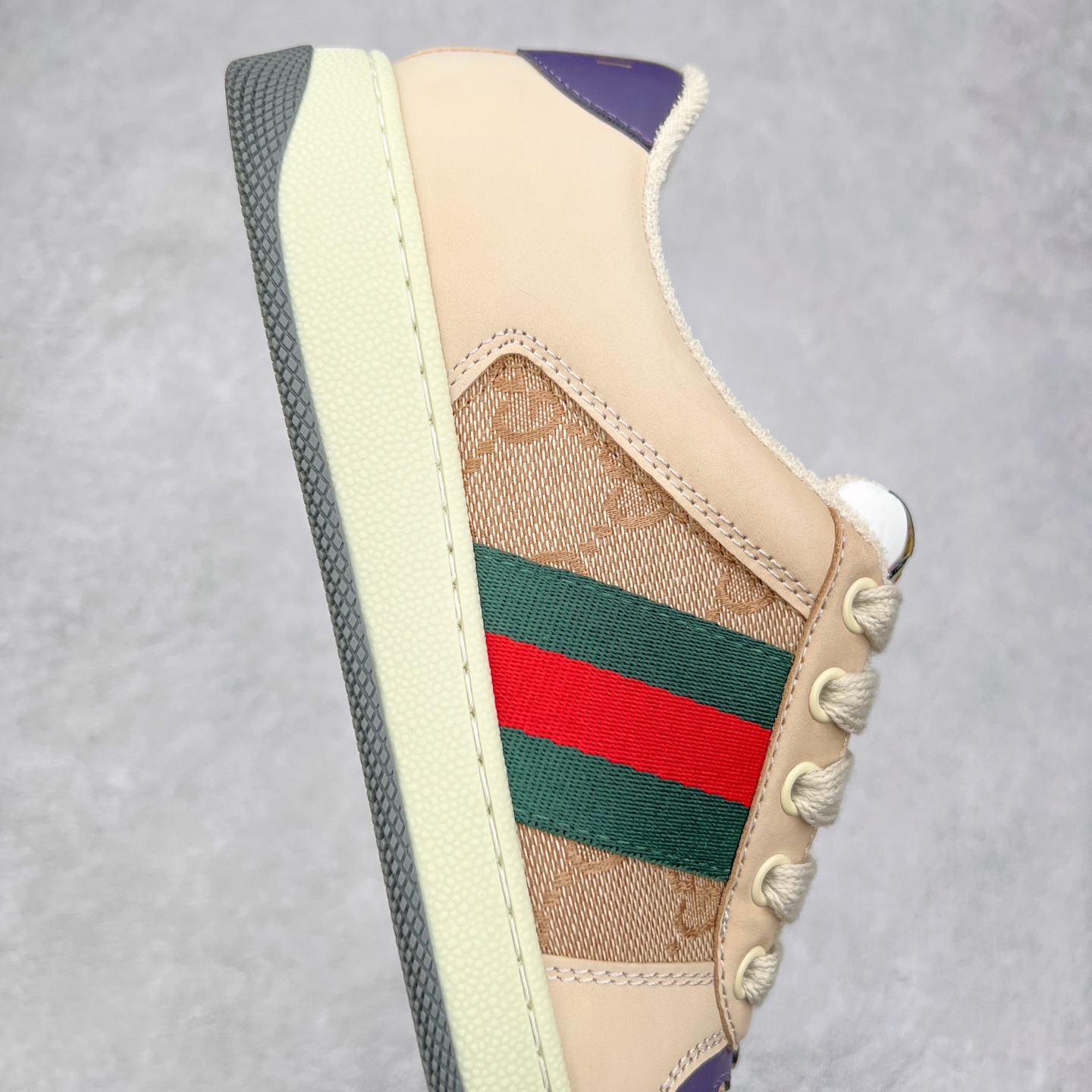 图片[6]-＃福利特价 Gucci Screener sneaker 古驰双G小脏鞋系列复古怀旧校园风低帮板鞋 全套原楦原纸版原鞋开模 纯手工水洗做旧处理 侧面条纹饰带 原厂定制 原厂数据电绣 清晰立体 全鞋电脑针车 紧密相连 针距密度一致 环保乳胶注塑鞋垫 厚度脚感还原原版 皮面裁剪部位 统一油边封口工艺 右脚鞋侧嵌入NFC防伪芯片装置＋鞋盒标二唯码扫描 秒进官网 专柜全套包装 防尘袋 说明书 质保卡 购物袋 尺码：35 36 37 38 39 40 41 42 43 44 45-选品中心