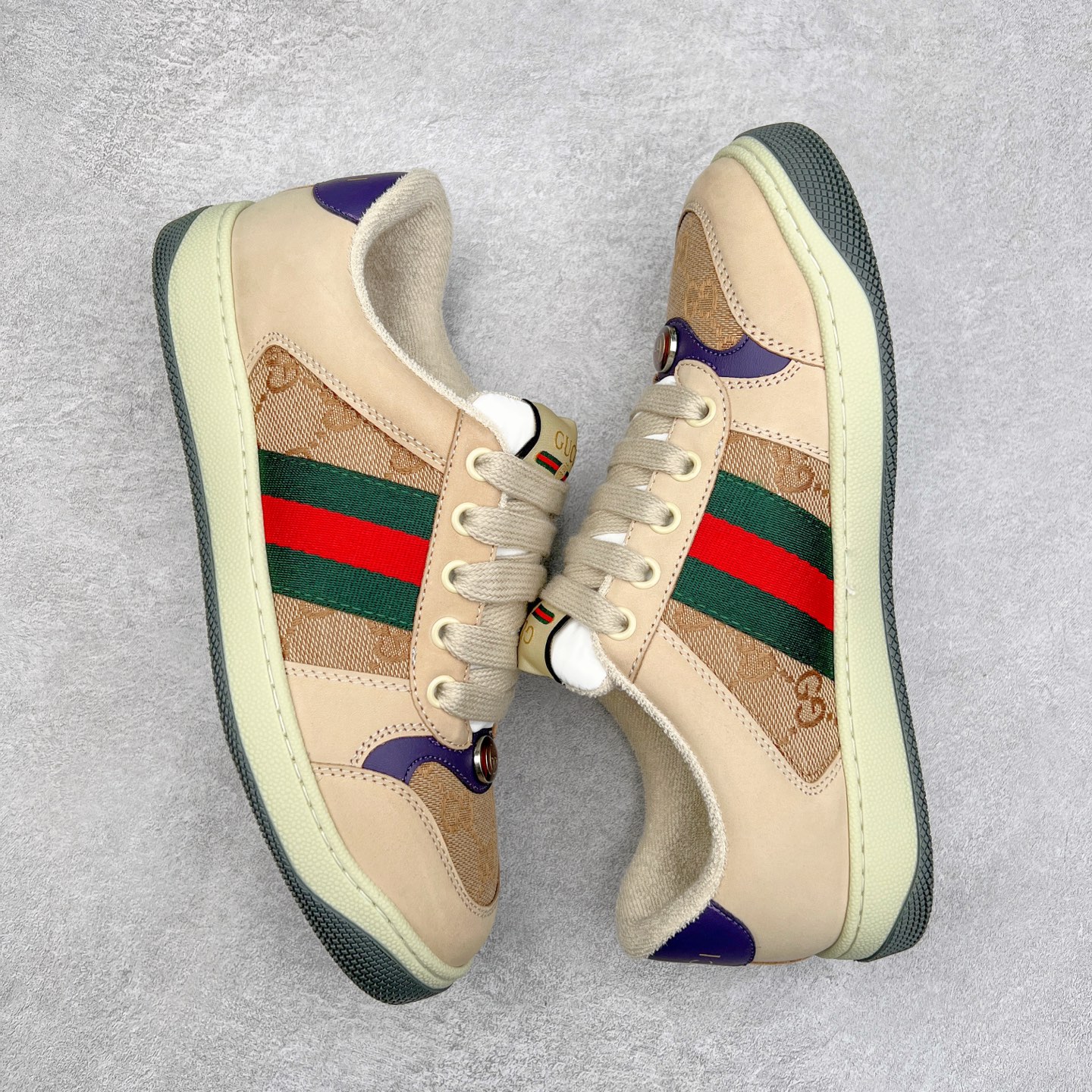 图片[3]-＃福利特价 Gucci Screener sneaker 古驰双G小脏鞋系列复古怀旧校园风低帮板鞋 全套原楦原纸版原鞋开模 纯手工水洗做旧处理 侧面条纹饰带 原厂定制 原厂数据电绣 清晰立体 全鞋电脑针车 紧密相连 针距密度一致 环保乳胶注塑鞋垫 厚度脚感还原原版 皮面裁剪部位 统一油边封口工艺 右脚鞋侧嵌入NFC防伪芯片装置＋鞋盒标二唯码扫描 秒进官网 专柜全套包装 防尘袋 说明书 质保卡 购物袋 尺码：35 36 37 38 39 40 41 42 43 44 45-选品中心