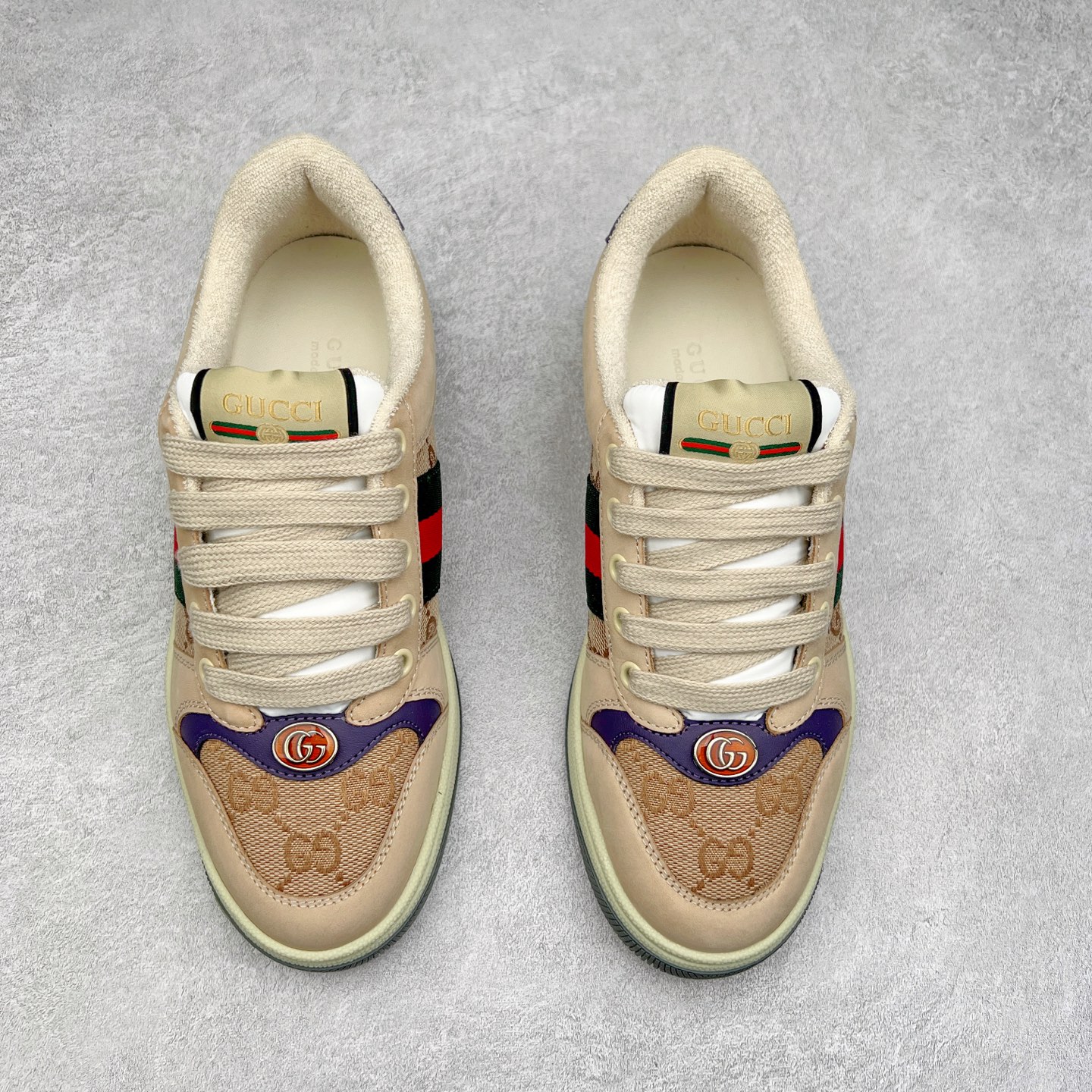 图片[2]-＃福利特价 Gucci Screener sneaker 古驰双G小脏鞋系列复古怀旧校园风低帮板鞋 全套原楦原纸版原鞋开模 纯手工水洗做旧处理 侧面条纹饰带 原厂定制 原厂数据电绣 清晰立体 全鞋电脑针车 紧密相连 针距密度一致 环保乳胶注塑鞋垫 厚度脚感还原原版 皮面裁剪部位 统一油边封口工艺 右脚鞋侧嵌入NFC防伪芯片装置＋鞋盒标二唯码扫描 秒进官网 专柜全套包装 防尘袋 说明书 质保卡 购物袋 尺码：35 36 37 38 39 40 41 42 43 44 45-选品中心