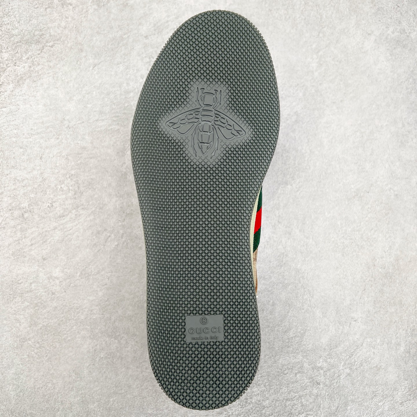 图片[9]-＃福利特价 Gucci Screener sneaker 古驰双G小脏鞋系列复古怀旧校园风低帮板鞋 全套原楦原纸版原鞋开模 纯手工水洗做旧处理 侧面条纹饰带 原厂定制 原厂数据电绣 清晰立体 全鞋电脑针车 紧密相连 针距密度一致 环保乳胶注塑鞋垫 厚度脚感还原原版 皮面裁剪部位 统一油边封口工艺 右脚鞋侧嵌入NFC防伪芯片装置＋鞋盒标二唯码扫描 秒进官网 专柜全套包装 防尘袋 说明书 质保卡 购物袋 尺码：35 36 37 38 39 40 41 42 43 44 45-选品中心