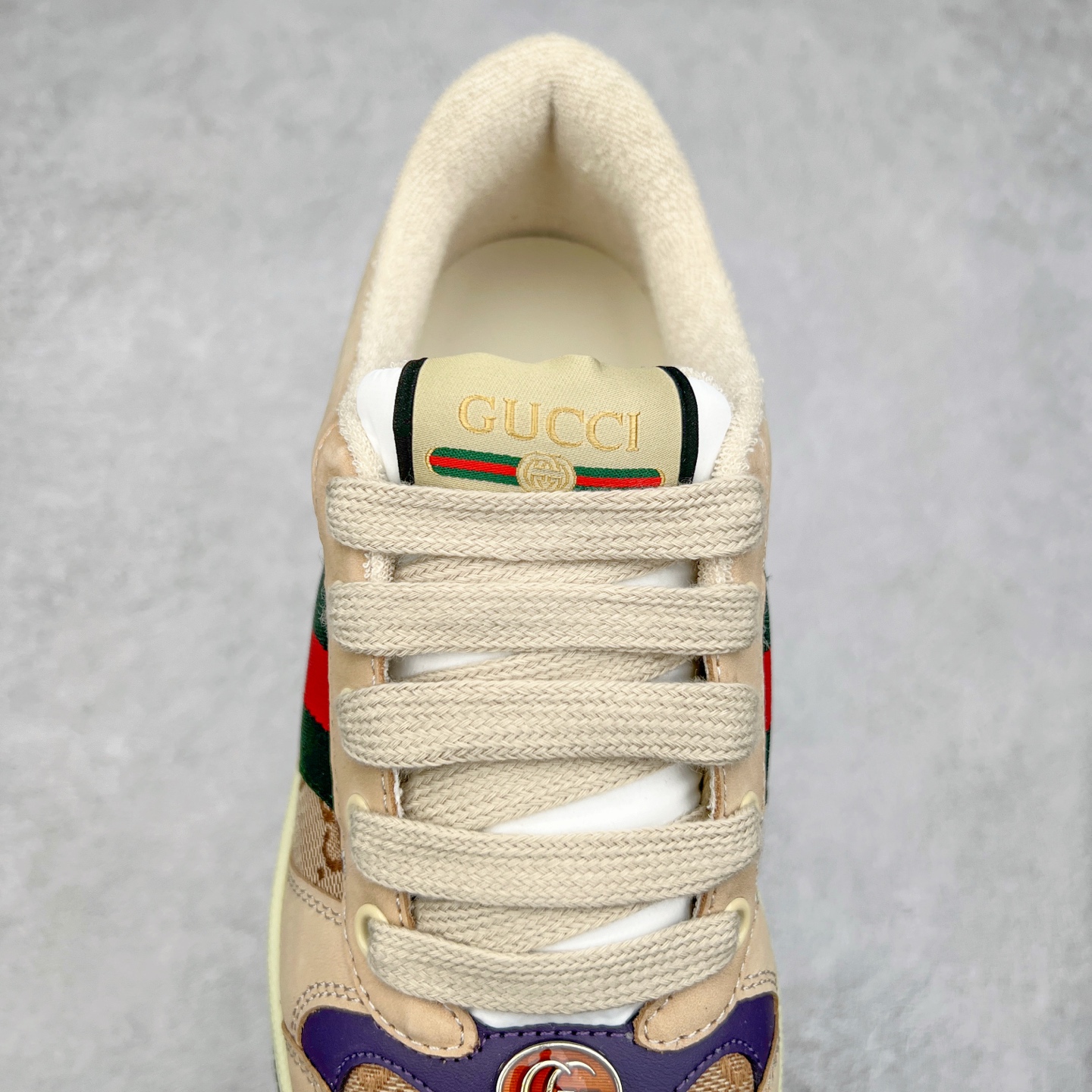 图片[5]-＃福利特价 Gucci Screener sneaker 古驰双G小脏鞋系列复古怀旧校园风低帮板鞋 全套原楦原纸版原鞋开模 纯手工水洗做旧处理 侧面条纹饰带 原厂定制 原厂数据电绣 清晰立体 全鞋电脑针车 紧密相连 针距密度一致 环保乳胶注塑鞋垫 厚度脚感还原原版 皮面裁剪部位 统一油边封口工艺 右脚鞋侧嵌入NFC防伪芯片装置＋鞋盒标二唯码扫描 秒进官网 专柜全套包装 防尘袋 说明书 质保卡 购物袋 尺码：35 36 37 38 39 40 41 42 43 44 45-选品中心