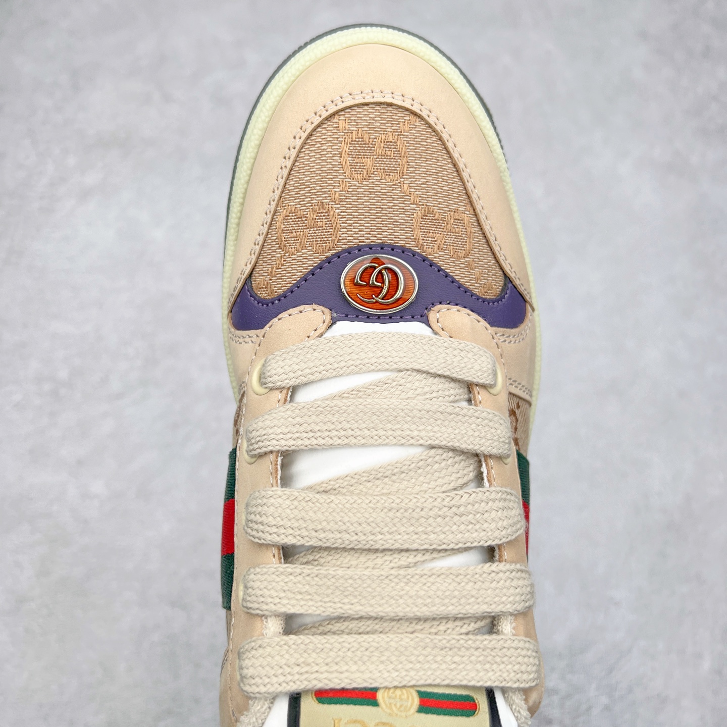 图片[4]-＃福利特价 Gucci Screener sneaker 古驰双G小脏鞋系列复古怀旧校园风低帮板鞋 全套原楦原纸版原鞋开模 纯手工水洗做旧处理 侧面条纹饰带 原厂定制 原厂数据电绣 清晰立体 全鞋电脑针车 紧密相连 针距密度一致 环保乳胶注塑鞋垫 厚度脚感还原原版 皮面裁剪部位 统一油边封口工艺 右脚鞋侧嵌入NFC防伪芯片装置＋鞋盒标二唯码扫描 秒进官网 专柜全套包装 防尘袋 说明书 质保卡 购物袋 尺码：35 36 37 38 39 40 41 42 43 44 45-选品中心