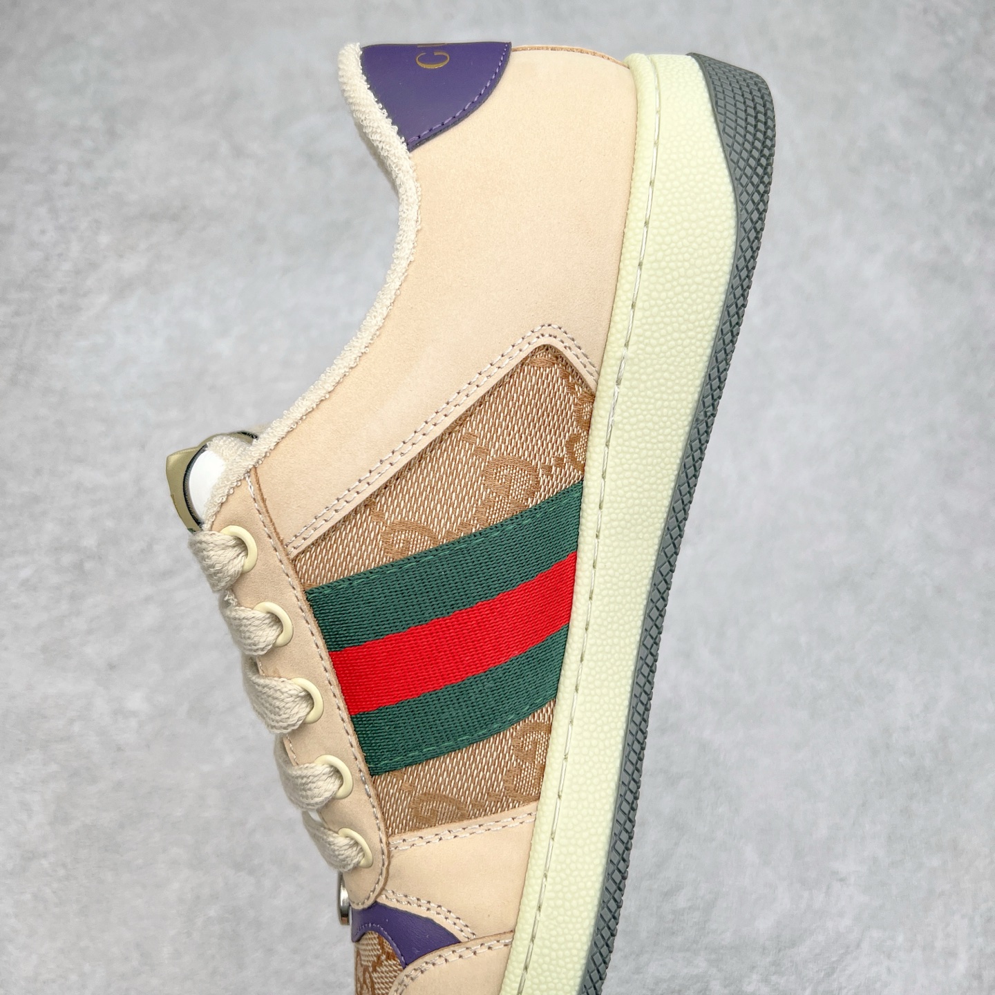 图片[7]-＃福利特价 Gucci Screener sneaker 古驰双G小脏鞋系列复古怀旧校园风低帮板鞋 全套原楦原纸版原鞋开模 纯手工水洗做旧处理 侧面条纹饰带 原厂定制 原厂数据电绣 清晰立体 全鞋电脑针车 紧密相连 针距密度一致 环保乳胶注塑鞋垫 厚度脚感还原原版 皮面裁剪部位 统一油边封口工艺 右脚鞋侧嵌入NFC防伪芯片装置＋鞋盒标二唯码扫描 秒进官网 专柜全套包装 防尘袋 说明书 质保卡 购物袋 尺码：35 36 37 38 39 40 41 42 43 44 45-选品中心