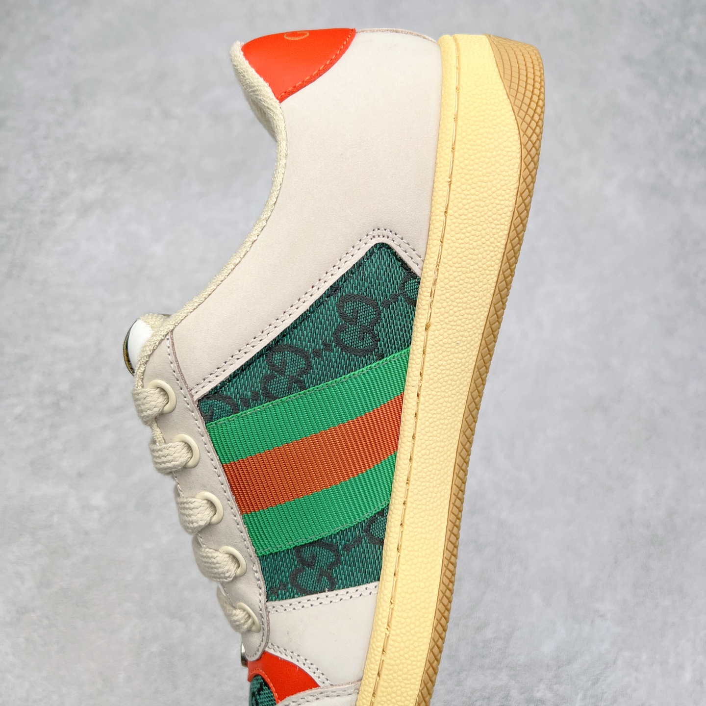 图片[7]-＃福利特价 Gucci Screener sneaker 古驰双G小脏鞋系列复古怀旧校园风低帮板鞋 全套原楦原纸版原鞋开模 纯手工水洗做旧处理 侧面条纹饰带 原厂定制 原厂数据电绣 清晰立体 全鞋电脑针车 紧密相连 针距密度一致 环保乳胶注塑鞋垫 厚度脚感还原原版 皮面裁剪部位 统一油边封口工艺 右脚鞋侧嵌入NFC防伪芯片装置＋鞋盒标二唯码扫描 秒进官网 专柜全套包装 防尘袋 说明书 质保卡 购物袋 尺码：35 36 37 38 39 40 41 42 43 44 45-选品中心