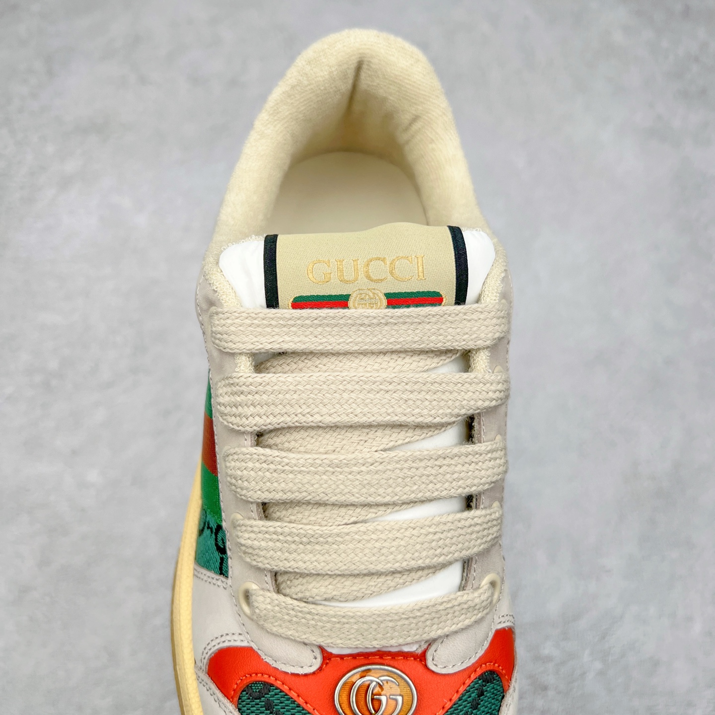 图片[5]-＃福利特价 Gucci Screener sneaker 古驰双G小脏鞋系列复古怀旧校园风低帮板鞋 全套原楦原纸版原鞋开模 纯手工水洗做旧处理 侧面条纹饰带 原厂定制 原厂数据电绣 清晰立体 全鞋电脑针车 紧密相连 针距密度一致 环保乳胶注塑鞋垫 厚度脚感还原原版 皮面裁剪部位 统一油边封口工艺 右脚鞋侧嵌入NFC防伪芯片装置＋鞋盒标二唯码扫描 秒进官网 专柜全套包装 防尘袋 说明书 质保卡 购物袋 尺码：35 36 37 38 39 40 41 42 43 44 45-选品中心