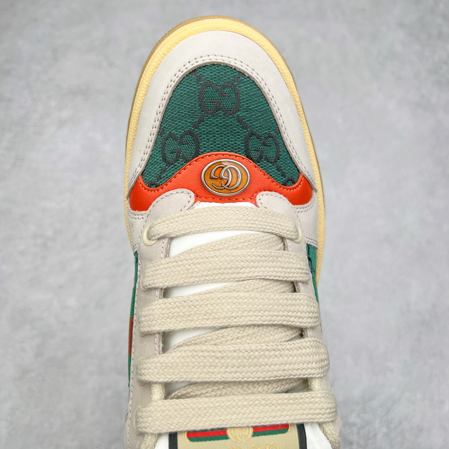 图片[4]-＃福利特价 Gucci Screener sneaker 古驰双G小脏鞋系列复古怀旧校园风低帮板鞋 全套原楦原纸版原鞋开模 纯手工水洗做旧处理 侧面条纹饰带 原厂定制 原厂数据电绣 清晰立体 全鞋电脑针车 紧密相连 针距密度一致 环保乳胶注塑鞋垫 厚度脚感还原原版 皮面裁剪部位 统一油边封口工艺 右脚鞋侧嵌入NFC防伪芯片装置＋鞋盒标二唯码扫描 秒进官网 专柜全套包装 防尘袋 说明书 质保卡 购物袋 尺码：35 36 37 38 39 40 41 42 43 44 45-选品中心