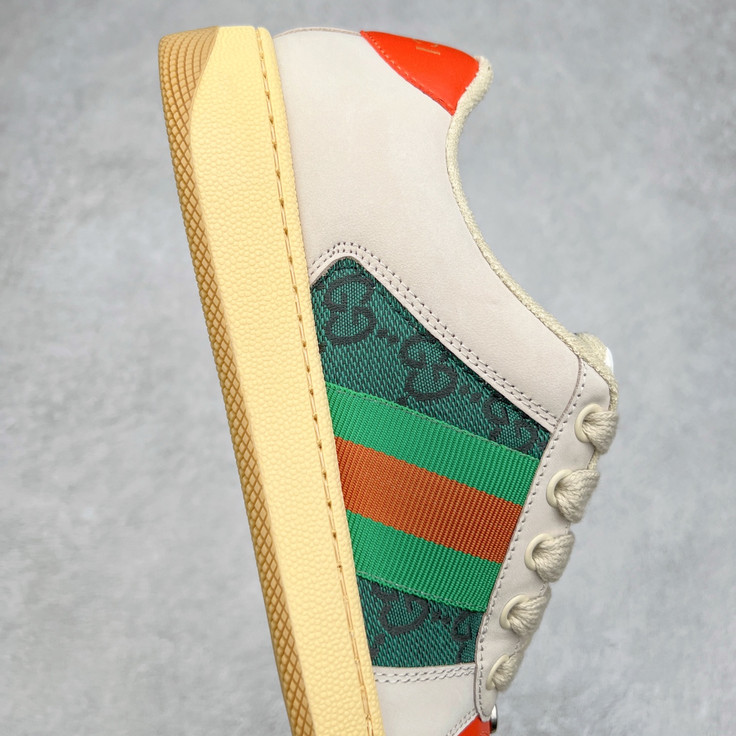 图片[6]-＃福利特价 Gucci Screener sneaker 古驰双G小脏鞋系列复古怀旧校园风低帮板鞋 全套原楦原纸版原鞋开模 纯手工水洗做旧处理 侧面条纹饰带 原厂定制 原厂数据电绣 清晰立体 全鞋电脑针车 紧密相连 针距密度一致 环保乳胶注塑鞋垫 厚度脚感还原原版 皮面裁剪部位 统一油边封口工艺 右脚鞋侧嵌入NFC防伪芯片装置＋鞋盒标二唯码扫描 秒进官网 专柜全套包装 防尘袋 说明书 质保卡 购物袋 尺码：35 36 37 38 39 40 41 42 43 44 45-选品中心