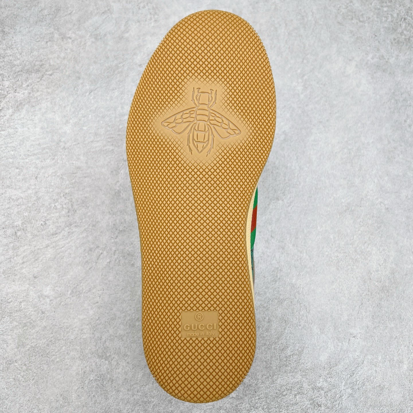 图片[9]-＃福利特价 Gucci Screener sneaker 古驰双G小脏鞋系列复古怀旧校园风低帮板鞋 全套原楦原纸版原鞋开模 纯手工水洗做旧处理 侧面条纹饰带 原厂定制 原厂数据电绣 清晰立体 全鞋电脑针车 紧密相连 针距密度一致 环保乳胶注塑鞋垫 厚度脚感还原原版 皮面裁剪部位 统一油边封口工艺 右脚鞋侧嵌入NFC防伪芯片装置＋鞋盒标二唯码扫描 秒进官网 专柜全套包装 防尘袋 说明书 质保卡 购物袋 尺码：35 36 37 38 39 40 41 42 43 44 45-选品中心