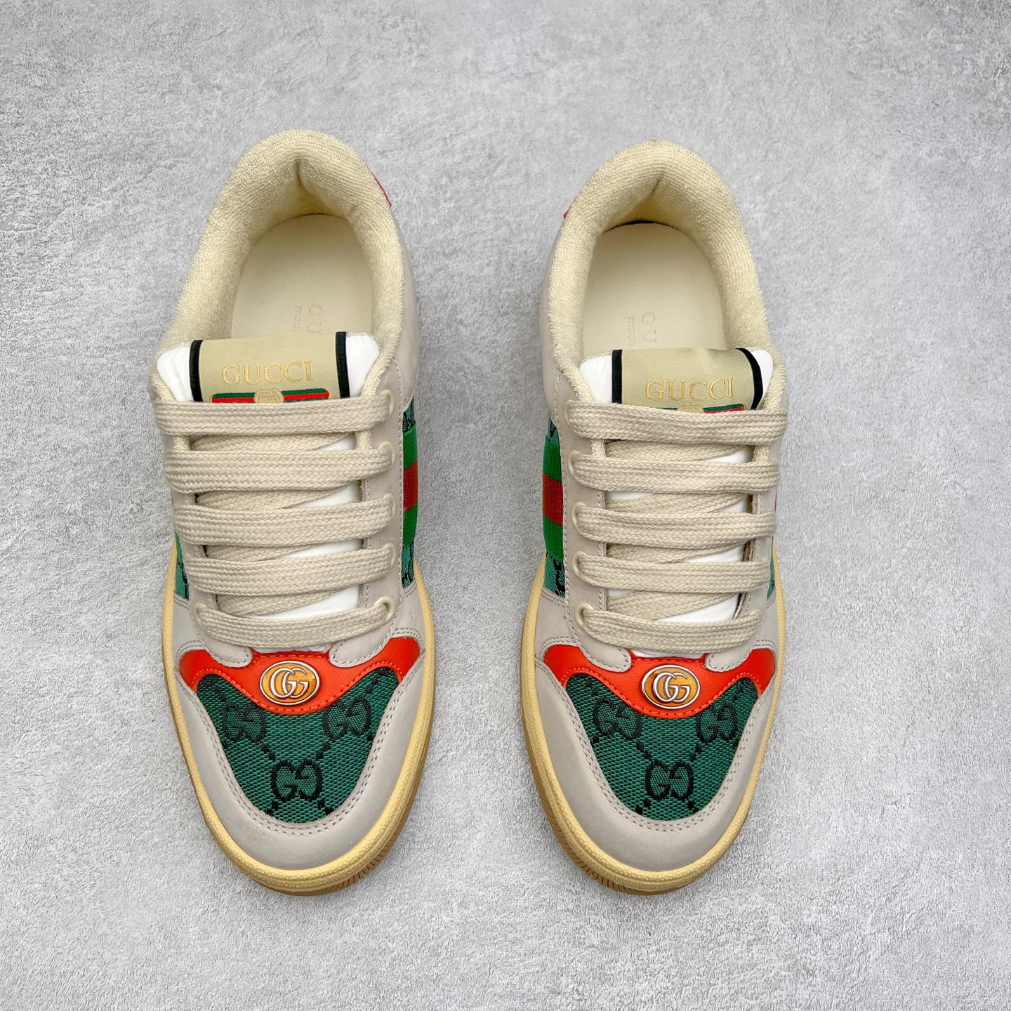 图片[2]-＃福利特价 Gucci Screener sneaker 古驰双G小脏鞋系列复古怀旧校园风低帮板鞋 全套原楦原纸版原鞋开模 纯手工水洗做旧处理 侧面条纹饰带 原厂定制 原厂数据电绣 清晰立体 全鞋电脑针车 紧密相连 针距密度一致 环保乳胶注塑鞋垫 厚度脚感还原原版 皮面裁剪部位 统一油边封口工艺 右脚鞋侧嵌入NFC防伪芯片装置＋鞋盒标二唯码扫描 秒进官网 专柜全套包装 防尘袋 说明书 质保卡 购物袋 尺码：35 36 37 38 39 40 41 42 43 44 45-选品中心