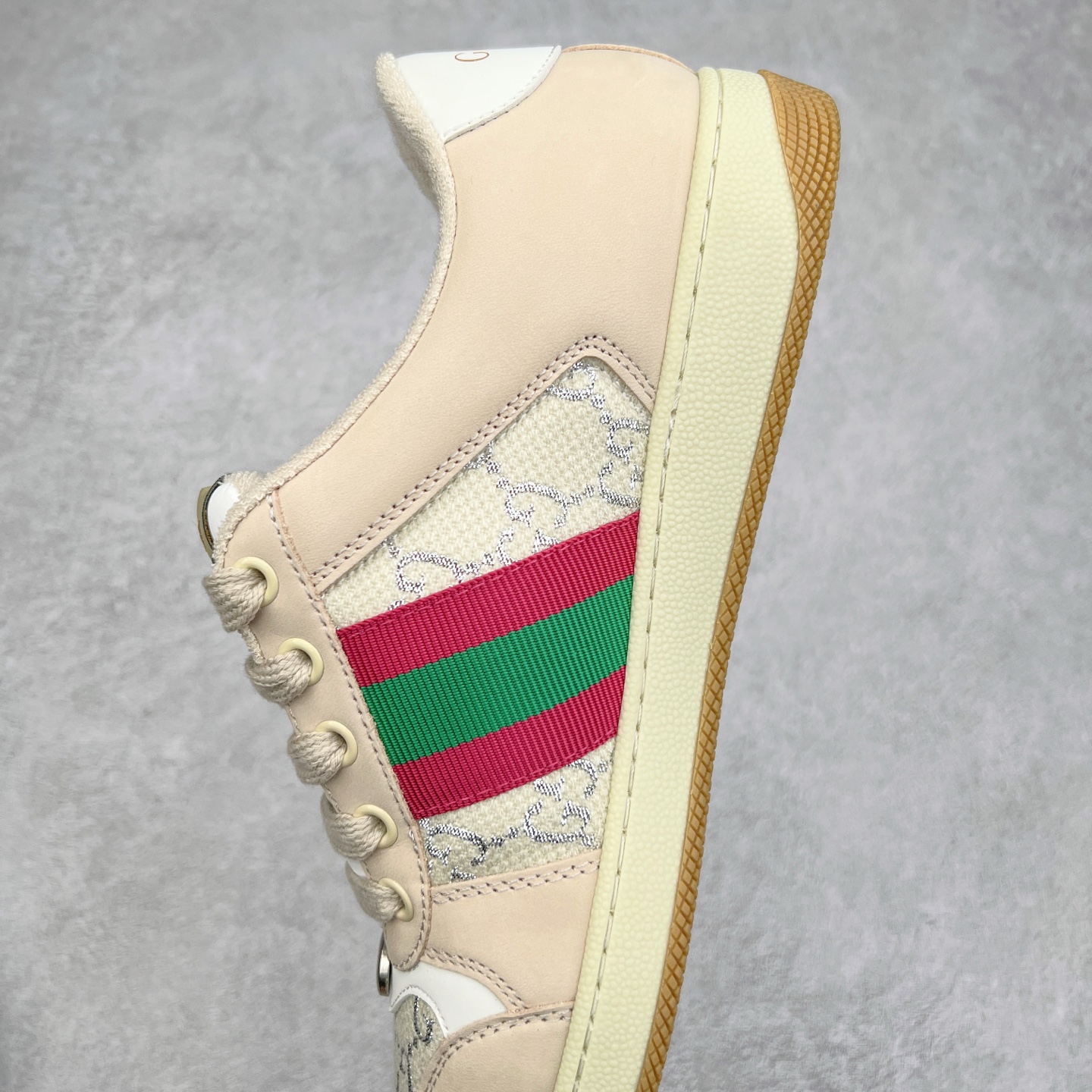 图片[7]-＃福利特价 Gucci Screener sneaker 古驰双G小脏鞋系列复古怀旧校园风低帮板鞋 全套原楦原纸版原鞋开模 纯手工水洗做旧处理 侧面条纹饰带 原厂定制 原厂数据电绣 清晰立体 全鞋电脑针车 紧密相连 针距密度一致 环保乳胶注塑鞋垫 厚度脚感还原原版 皮面裁剪部位 统一油边封口工艺 右脚鞋侧嵌入NFC防伪芯片装置＋鞋盒标二唯码扫描 秒进官网 专柜全套包装 防尘袋 说明书 质保卡 购物袋 尺码：35 36 37 38 39 40 41 42 43 44 45-选品中心