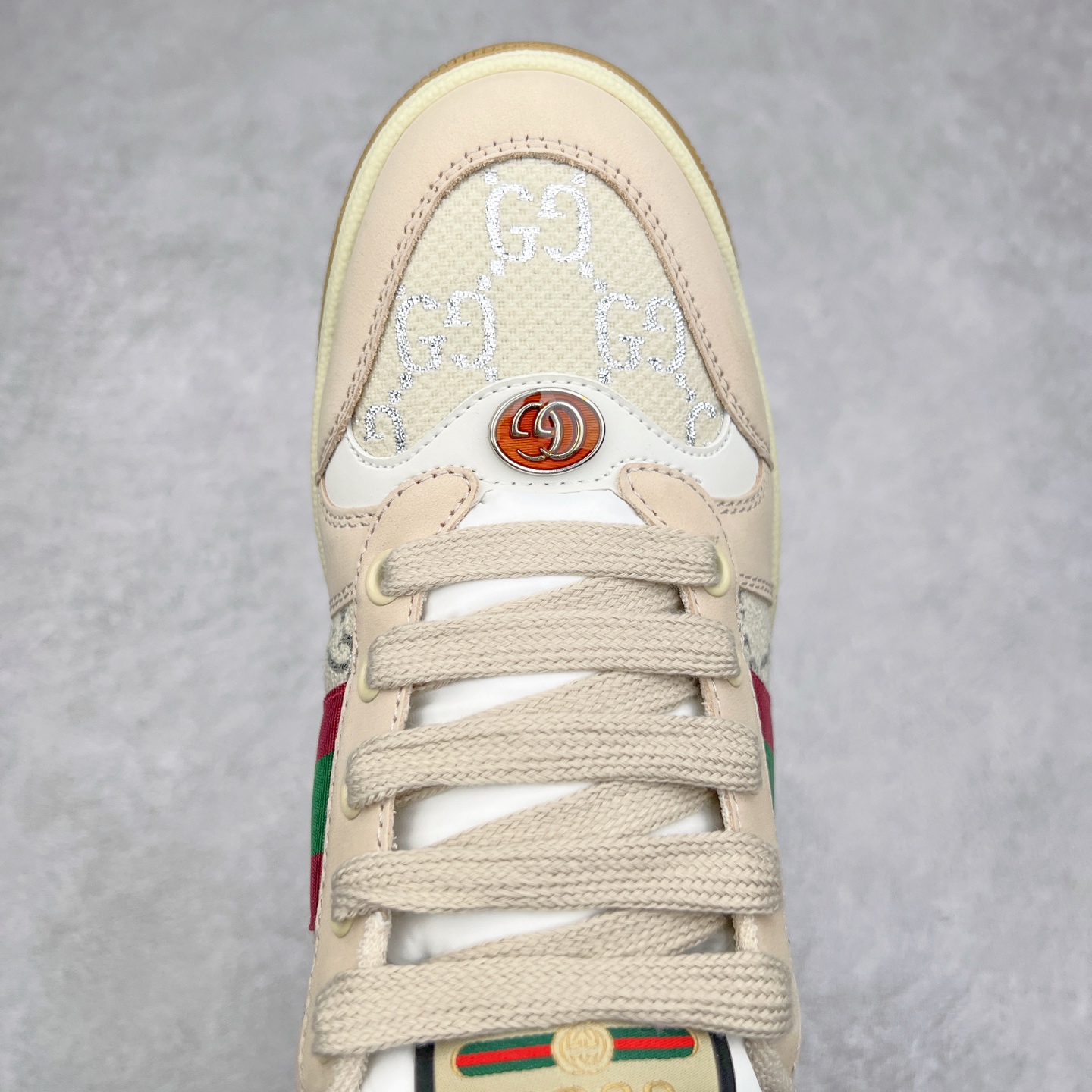 图片[4]-＃福利特价 Gucci Screener sneaker 古驰双G小脏鞋系列复古怀旧校园风低帮板鞋 全套原楦原纸版原鞋开模 纯手工水洗做旧处理 侧面条纹饰带 原厂定制 原厂数据电绣 清晰立体 全鞋电脑针车 紧密相连 针距密度一致 环保乳胶注塑鞋垫 厚度脚感还原原版 皮面裁剪部位 统一油边封口工艺 右脚鞋侧嵌入NFC防伪芯片装置＋鞋盒标二唯码扫描 秒进官网 专柜全套包装 防尘袋 说明书 质保卡 购物袋 尺码：35 36 37 38 39 40 41 42 43 44 45-选品中心