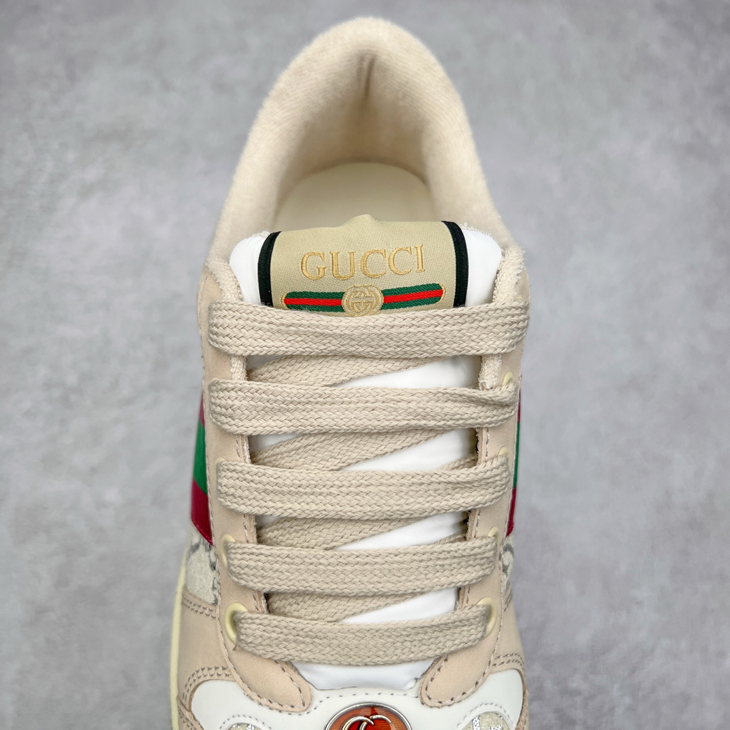 图片[5]-＃福利特价 Gucci Screener sneaker 古驰双G小脏鞋系列复古怀旧校园风低帮板鞋 全套原楦原纸版原鞋开模 纯手工水洗做旧处理 侧面条纹饰带 原厂定制 原厂数据电绣 清晰立体 全鞋电脑针车 紧密相连 针距密度一致 环保乳胶注塑鞋垫 厚度脚感还原原版 皮面裁剪部位 统一油边封口工艺 右脚鞋侧嵌入NFC防伪芯片装置＋鞋盒标二唯码扫描 秒进官网 专柜全套包装 防尘袋 说明书 质保卡 购物袋 尺码：35 36 37 38 39 40 41 42 43 44 45-选品中心