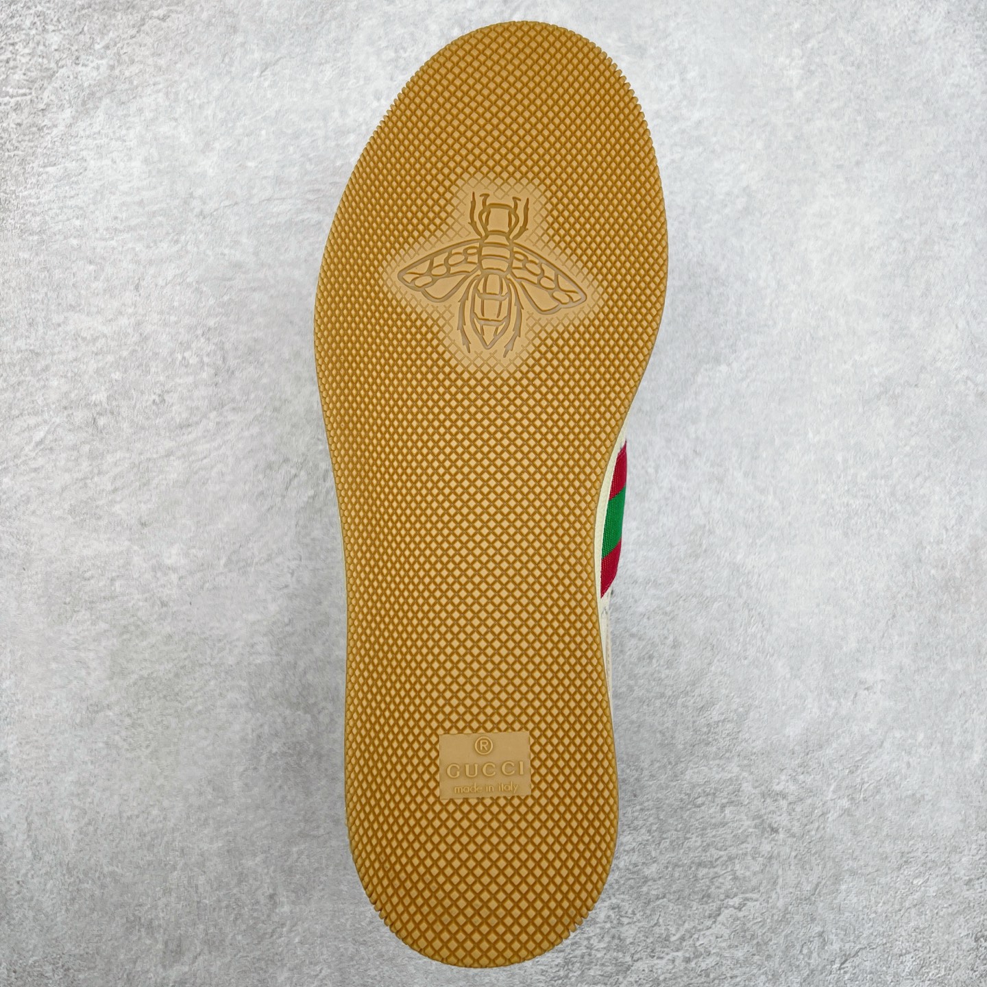 图片[9]-＃福利特价 Gucci Screener sneaker 古驰双G小脏鞋系列复古怀旧校园风低帮板鞋 全套原楦原纸版原鞋开模 纯手工水洗做旧处理 侧面条纹饰带 原厂定制 原厂数据电绣 清晰立体 全鞋电脑针车 紧密相连 针距密度一致 环保乳胶注塑鞋垫 厚度脚感还原原版 皮面裁剪部位 统一油边封口工艺 右脚鞋侧嵌入NFC防伪芯片装置＋鞋盒标二唯码扫描 秒进官网 专柜全套包装 防尘袋 说明书 质保卡 购物袋 尺码：35 36 37 38 39 40 41 42 43 44 45-选品中心