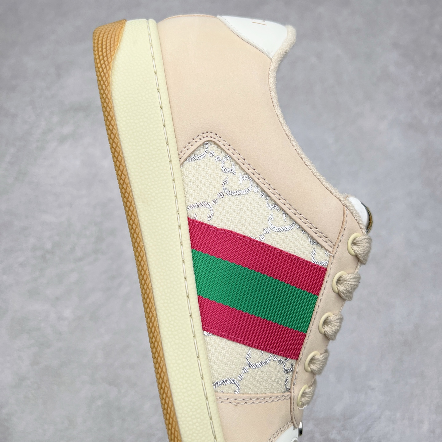 图片[6]-＃福利特价 Gucci Screener sneaker 古驰双G小脏鞋系列复古怀旧校园风低帮板鞋 全套原楦原纸版原鞋开模 纯手工水洗做旧处理 侧面条纹饰带 原厂定制 原厂数据电绣 清晰立体 全鞋电脑针车 紧密相连 针距密度一致 环保乳胶注塑鞋垫 厚度脚感还原原版 皮面裁剪部位 统一油边封口工艺 右脚鞋侧嵌入NFC防伪芯片装置＋鞋盒标二唯码扫描 秒进官网 专柜全套包装 防尘袋 说明书 质保卡 购物袋 尺码：35 36 37 38 39 40 41 42 43 44 45-选品中心