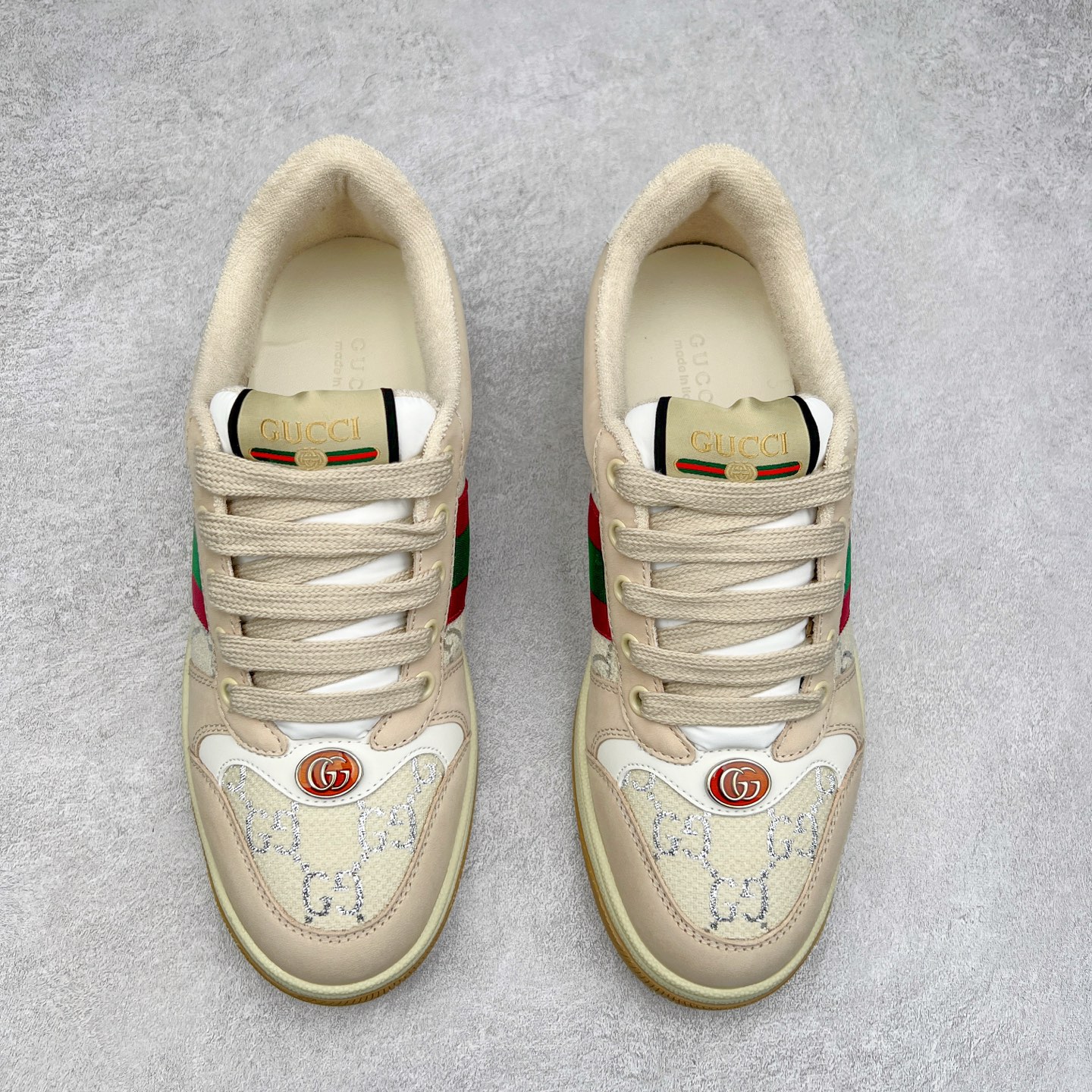 图片[2]-＃福利特价 Gucci Screener sneaker 古驰双G小脏鞋系列复古怀旧校园风低帮板鞋 全套原楦原纸版原鞋开模 纯手工水洗做旧处理 侧面条纹饰带 原厂定制 原厂数据电绣 清晰立体 全鞋电脑针车 紧密相连 针距密度一致 环保乳胶注塑鞋垫 厚度脚感还原原版 皮面裁剪部位 统一油边封口工艺 右脚鞋侧嵌入NFC防伪芯片装置＋鞋盒标二唯码扫描 秒进官网 专柜全套包装 防尘袋 说明书 质保卡 购物袋 尺码：35 36 37 38 39 40 41 42 43 44 45-选品中心